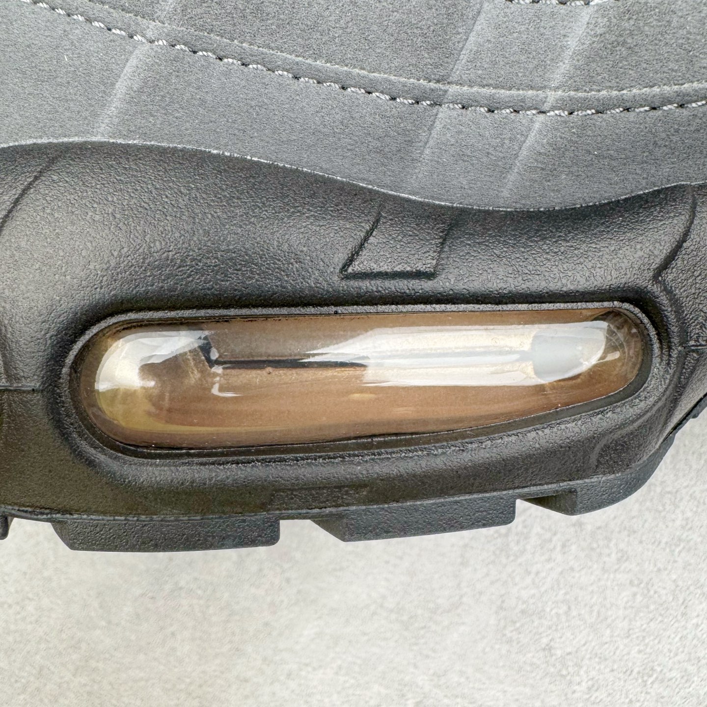 图片[13]-＃GX纯原 Central Cee x NK Air Max 95 复古减震气垫跑鞋 联名黑灰金 HQ6457-001 经典重温 外单专供大厂出品 品质稳定 一百余色 终端操作 鞋款设计灵感源于人体构造 中底设计基于人体的脊柱构造 是整体设计的核心 尼龙孔眼代表了肋骨 而分层式面板和网眼象征着肌肉纤维和肉体组织 Air Max 95采用了两个独立的吹塑成型的Air-Sole单元 并首次在前掌使用可视化气垫设计 Swoosh logo夜当作一个 点符号放在了鞋子的后帮位置 20年的发展让 AIR MAX 95有了不同的故事 20年后再度面向世人的时候 焕然一新的面貌 让人有了另外一种清新脱俗的感觉 尺码：40 40.5 41 42 42.5 43 44 44.5 45 45.5 46 47.5 48.5-选品中心