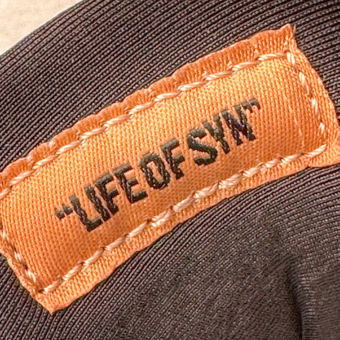 图片[19]-＃GX纯原 Central Cee x NK Air Max 95 复古减震气垫跑鞋 联名黑灰金 HQ6457-001 经典重温 外单专供大厂出品 品质稳定 一百余色 终端操作 鞋款设计灵感源于人体构造 中底设计基于人体的脊柱构造 是整体设计的核心 尼龙孔眼代表了肋骨 而分层式面板和网眼象征着肌肉纤维和肉体组织 Air Max 95采用了两个独立的吹塑成型的Air-Sole单元 并首次在前掌使用可视化气垫设计 Swoosh logo夜当作一个 点符号放在了鞋子的后帮位置 20年的发展让 AIR MAX 95有了不同的故事 20年后再度面向世人的时候 焕然一新的面貌 让人有了另外一种清新脱俗的感觉 尺码：40 40.5 41 42 42.5 43 44 44.5 45 45.5 46 47.5 48.5-选品中心