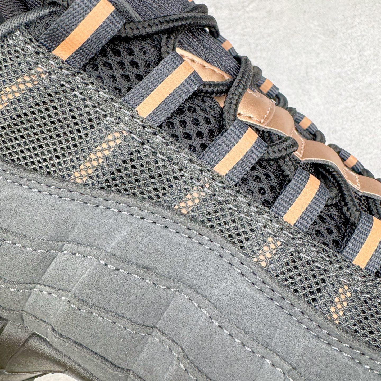 图片[15]-＃GX纯原 Central Cee x NK Air Max 95 复古减震气垫跑鞋 联名黑灰金 HQ6457-001 经典重温 外单专供大厂出品 品质稳定 一百余色 终端操作 鞋款设计灵感源于人体构造 中底设计基于人体的脊柱构造 是整体设计的核心 尼龙孔眼代表了肋骨 而分层式面板和网眼象征着肌肉纤维和肉体组织 Air Max 95采用了两个独立的吹塑成型的Air-Sole单元 并首次在前掌使用可视化气垫设计 Swoosh logo夜当作一个 点符号放在了鞋子的后帮位置 20年的发展让 AIR MAX 95有了不同的故事 20年后再度面向世人的时候 焕然一新的面貌 让人有了另外一种清新脱俗的感觉 尺码：40 40.5 41 42 42.5 43 44 44.5 45 45.5 46 47.5 48.5-选品中心