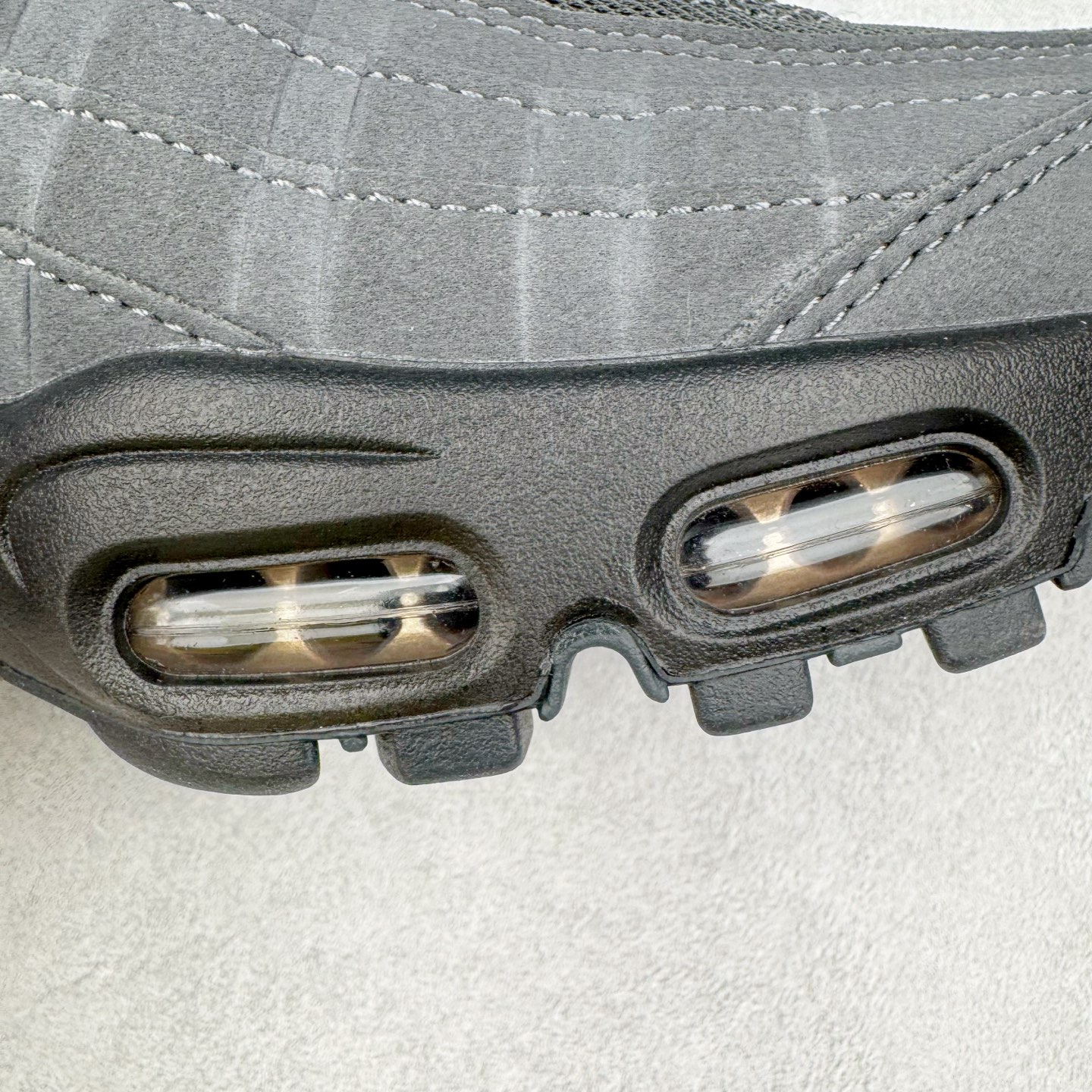 图片[12]-＃GX纯原 Central Cee x NK Air Max 95 复古减震气垫跑鞋 联名黑灰金 HQ6457-001 经典重温 外单专供大厂出品 品质稳定 一百余色 终端操作 鞋款设计灵感源于人体构造 中底设计基于人体的脊柱构造 是整体设计的核心 尼龙孔眼代表了肋骨 而分层式面板和网眼象征着肌肉纤维和肉体组织 Air Max 95采用了两个独立的吹塑成型的Air-Sole单元 并首次在前掌使用可视化气垫设计 Swoosh logo夜当作一个 点符号放在了鞋子的后帮位置 20年的发展让 AIR MAX 95有了不同的故事 20年后再度面向世人的时候 焕然一新的面貌 让人有了另外一种清新脱俗的感觉 尺码：40 40.5 41 42 42.5 43 44 44.5 45 45.5 46 47.5 48.5-选品中心