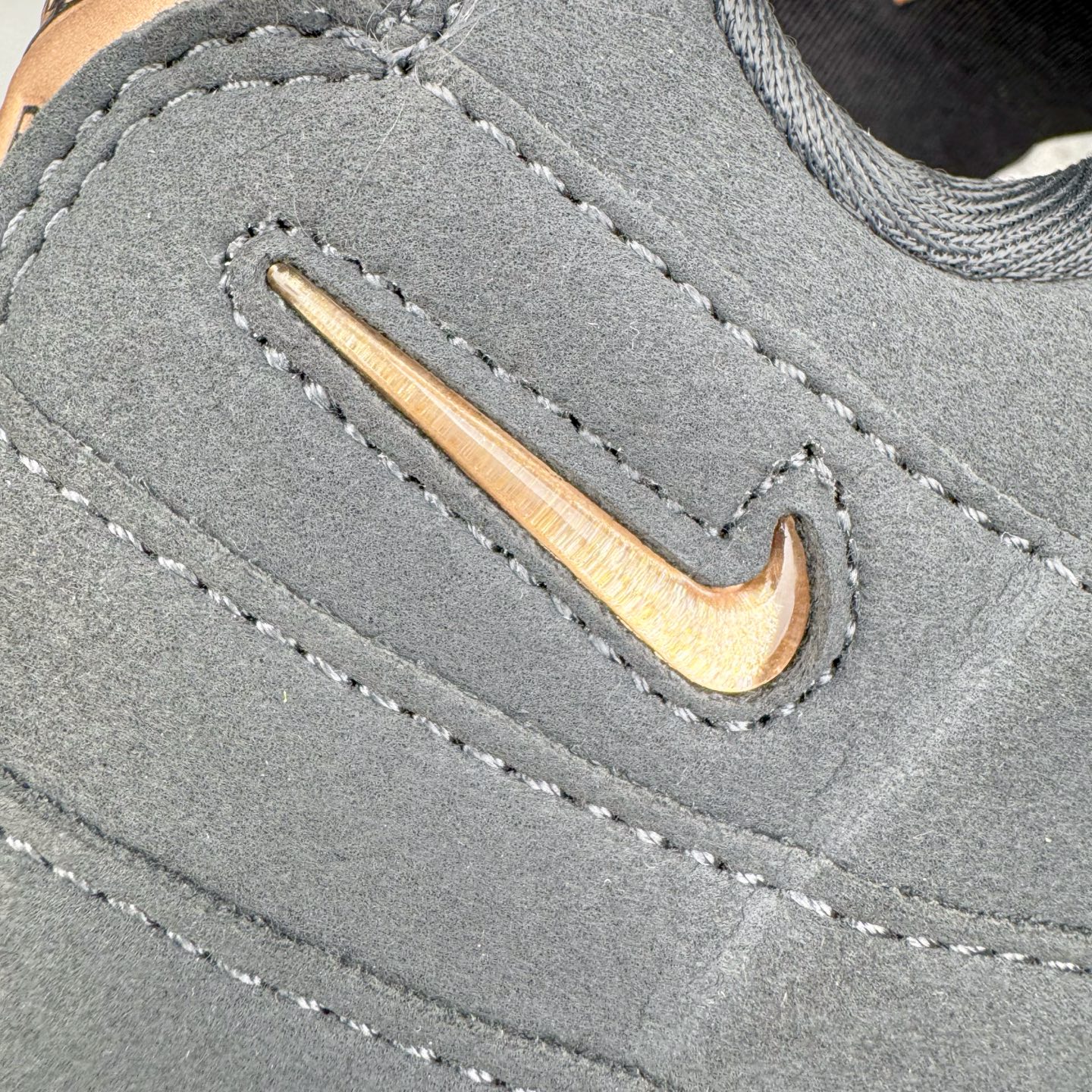 图片[14]-＃GX纯原 Central Cee x NK Air Max 95 复古减震气垫跑鞋 联名黑灰金 HQ6457-001 经典重温 外单专供大厂出品 品质稳定 一百余色 终端操作 鞋款设计灵感源于人体构造 中底设计基于人体的脊柱构造 是整体设计的核心 尼龙孔眼代表了肋骨 而分层式面板和网眼象征着肌肉纤维和肉体组织 Air Max 95采用了两个独立的吹塑成型的Air-Sole单元 并首次在前掌使用可视化气垫设计 Swoosh logo夜当作一个 点符号放在了鞋子的后帮位置 20年的发展让 AIR MAX 95有了不同的故事 20年后再度面向世人的时候 焕然一新的面貌 让人有了另外一种清新脱俗的感觉 尺码：40 40.5 41 42 42.5 43 44 44.5 45 45.5 46 47.5 48.5-选品中心