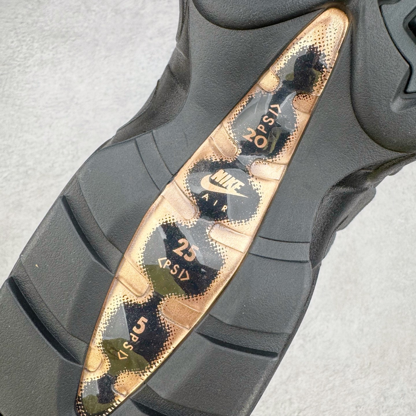 图片[11]-＃GX纯原 Central Cee x NK Air Max 95 复古减震气垫跑鞋 联名黑灰金 HQ6457-001 经典重温 外单专供大厂出品 品质稳定 一百余色 终端操作 鞋款设计灵感源于人体构造 中底设计基于人体的脊柱构造 是整体设计的核心 尼龙孔眼代表了肋骨 而分层式面板和网眼象征着肌肉纤维和肉体组织 Air Max 95采用了两个独立的吹塑成型的Air-Sole单元 并首次在前掌使用可视化气垫设计 Swoosh logo夜当作一个 点符号放在了鞋子的后帮位置 20年的发展让 AIR MAX 95有了不同的故事 20年后再度面向世人的时候 焕然一新的面貌 让人有了另外一种清新脱俗的感觉 尺码：40 40.5 41 42 42.5 43 44 44.5 45 45.5 46 47.5 48.5-选品中心