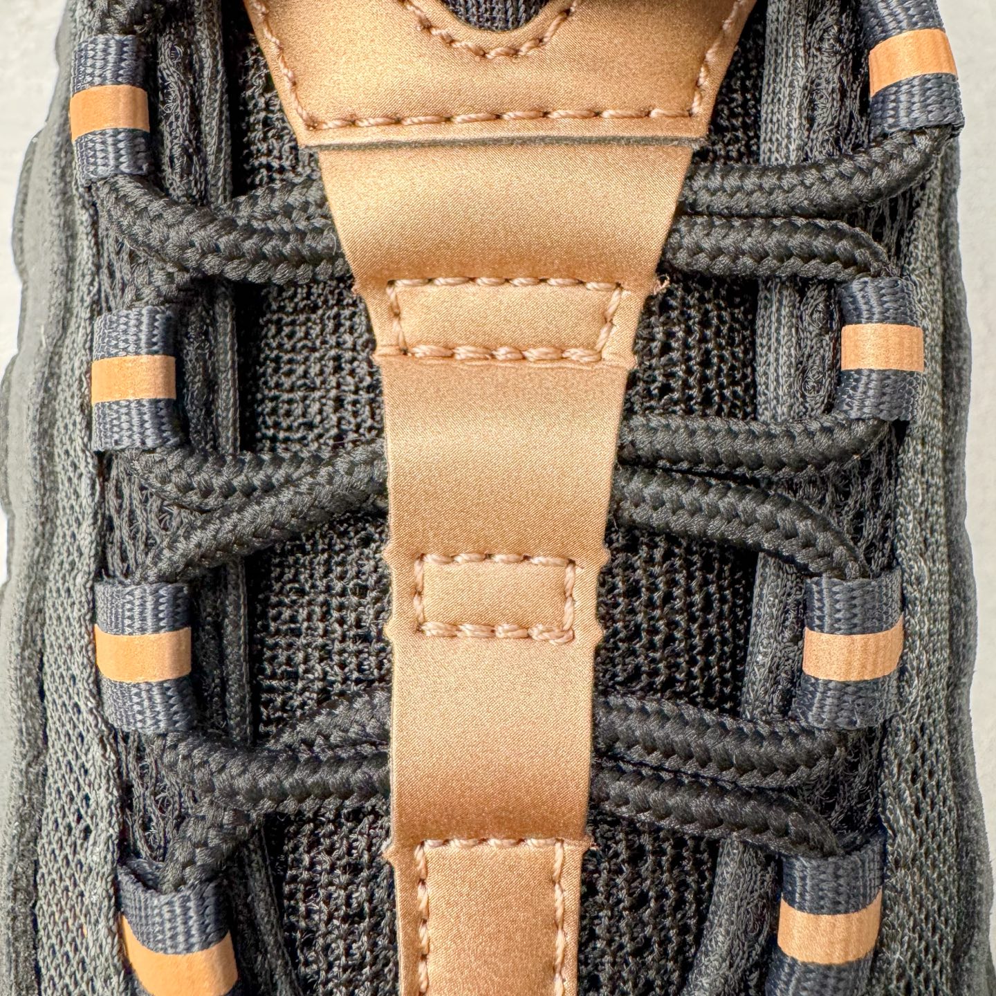 图片[17]-＃GX纯原 Central Cee x NK Air Max 95 复古减震气垫跑鞋 联名黑灰金 HQ6457-001 经典重温 外单专供大厂出品 品质稳定 一百余色 终端操作 鞋款设计灵感源于人体构造 中底设计基于人体的脊柱构造 是整体设计的核心 尼龙孔眼代表了肋骨 而分层式面板和网眼象征着肌肉纤维和肉体组织 Air Max 95采用了两个独立的吹塑成型的Air-Sole单元 并首次在前掌使用可视化气垫设计 Swoosh logo夜当作一个 点符号放在了鞋子的后帮位置 20年的发展让 AIR MAX 95有了不同的故事 20年后再度面向世人的时候 焕然一新的面貌 让人有了另外一种清新脱俗的感觉 尺码：40 40.5 41 42 42.5 43 44 44.5 45 45.5 46 47.5 48.5-选品中心