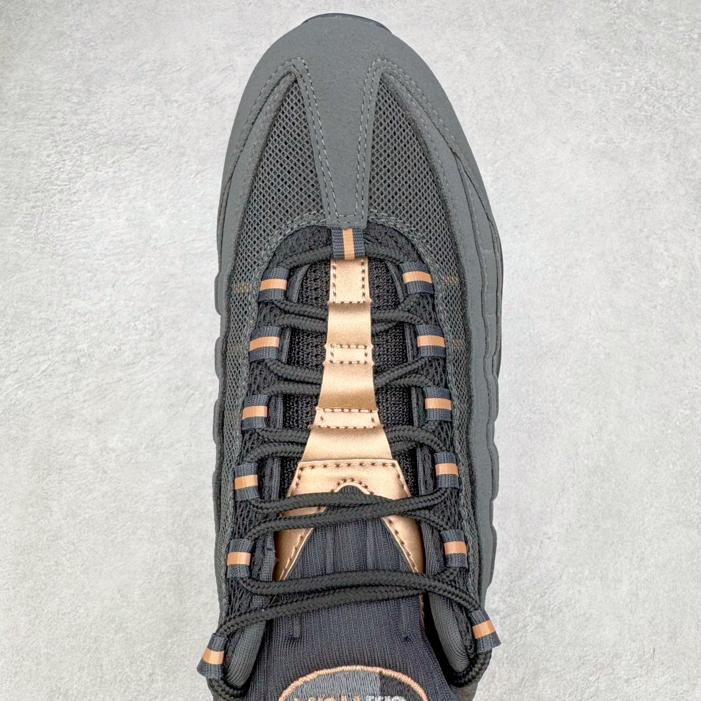 图片[4]-＃GX纯原 Central Cee x NK Air Max 95 复古减震气垫跑鞋 联名黑灰金 HQ6457-001 经典重温 外单专供大厂出品 品质稳定 一百余色 终端操作 鞋款设计灵感源于人体构造 中底设计基于人体的脊柱构造 是整体设计的核心 尼龙孔眼代表了肋骨 而分层式面板和网眼象征着肌肉纤维和肉体组织 Air Max 95采用了两个独立的吹塑成型的Air-Sole单元 并首次在前掌使用可视化气垫设计 Swoosh logo夜当作一个 点符号放在了鞋子的后帮位置 20年的发展让 AIR MAX 95有了不同的故事 20年后再度面向世人的时候 焕然一新的面貌 让人有了另外一种清新脱俗的感觉 尺码：40 40.5 41 42 42.5 43 44 44.5 45 45.5 46 47.5 48.5-选品中心