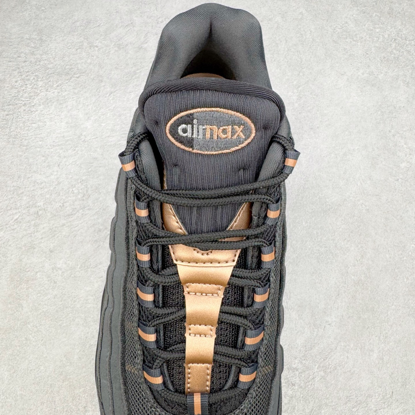 图片[5]-＃GX纯原 Central Cee x NK Air Max 95 复古减震气垫跑鞋 联名黑灰金 HQ6457-001 经典重温 外单专供大厂出品 品质稳定 一百余色 终端操作 鞋款设计灵感源于人体构造 中底设计基于人体的脊柱构造 是整体设计的核心 尼龙孔眼代表了肋骨 而分层式面板和网眼象征着肌肉纤维和肉体组织 Air Max 95采用了两个独立的吹塑成型的Air-Sole单元 并首次在前掌使用可视化气垫设计 Swoosh logo夜当作一个 点符号放在了鞋子的后帮位置 20年的发展让 AIR MAX 95有了不同的故事 20年后再度面向世人的时候 焕然一新的面貌 让人有了另外一种清新脱俗的感觉 尺码：40 40.5 41 42 42.5 43 44 44.5 45 45.5 46 47.5 48.5-选品中心