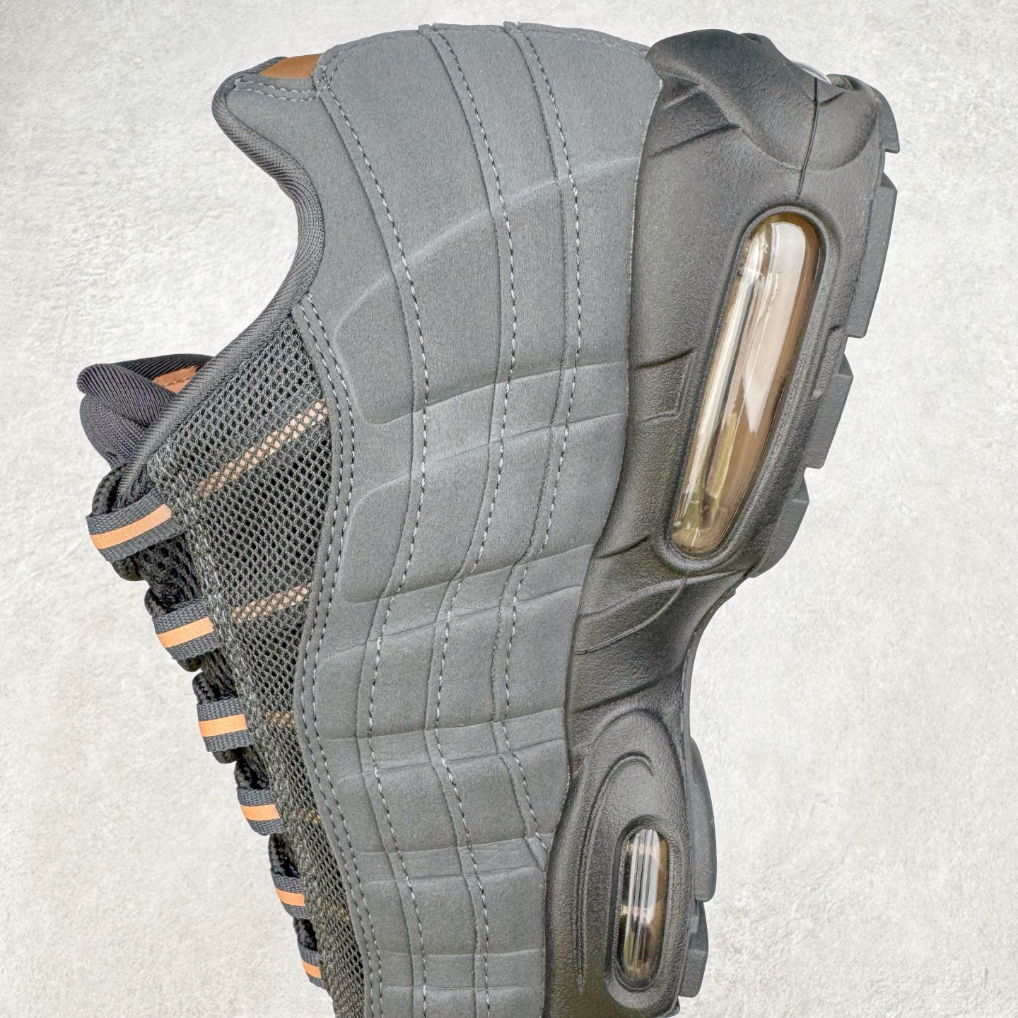 图片[7]-＃GX纯原 Central Cee x NK Air Max 95 复古减震气垫跑鞋 联名黑灰金 HQ6457-001 经典重温 外单专供大厂出品 品质稳定 一百余色 终端操作 鞋款设计灵感源于人体构造 中底设计基于人体的脊柱构造 是整体设计的核心 尼龙孔眼代表了肋骨 而分层式面板和网眼象征着肌肉纤维和肉体组织 Air Max 95采用了两个独立的吹塑成型的Air-Sole单元 并首次在前掌使用可视化气垫设计 Swoosh logo夜当作一个 点符号放在了鞋子的后帮位置 20年的发展让 AIR MAX 95有了不同的故事 20年后再度面向世人的时候 焕然一新的面貌 让人有了另外一种清新脱俗的感觉 尺码：40 40.5 41 42 42.5 43 44 44.5 45 45.5 46 47.5 48.5-选品中心