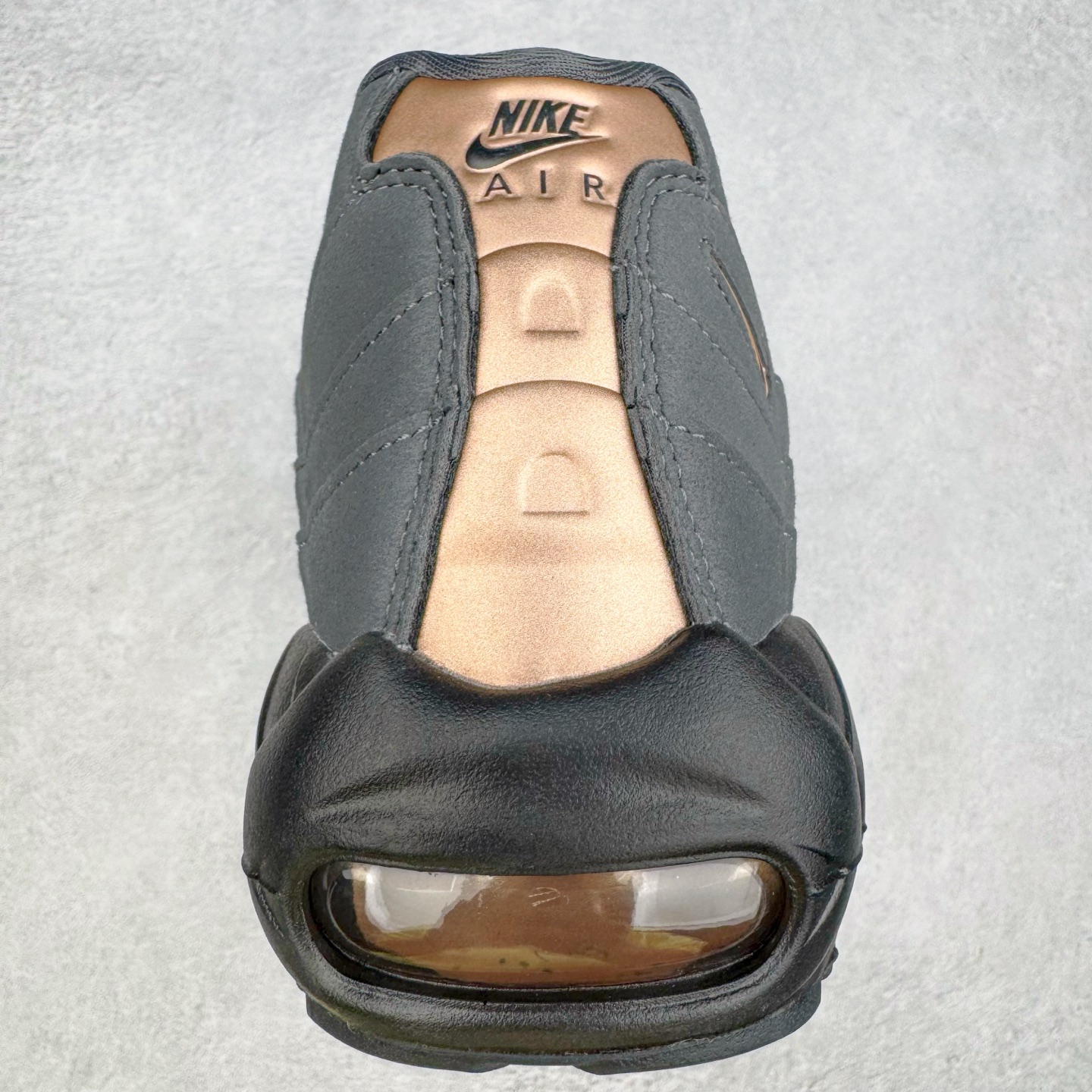 图片[8]-＃GX纯原 Central Cee x NK Air Max 95 复古减震气垫跑鞋 联名黑灰金 HQ6457-001 经典重温 外单专供大厂出品 品质稳定 一百余色 终端操作 鞋款设计灵感源于人体构造 中底设计基于人体的脊柱构造 是整体设计的核心 尼龙孔眼代表了肋骨 而分层式面板和网眼象征着肌肉纤维和肉体组织 Air Max 95采用了两个独立的吹塑成型的Air-Sole单元 并首次在前掌使用可视化气垫设计 Swoosh logo夜当作一个 点符号放在了鞋子的后帮位置 20年的发展让 AIR MAX 95有了不同的故事 20年后再度面向世人的时候 焕然一新的面貌 让人有了另外一种清新脱俗的感觉 尺码：40 40.5 41 42 42.5 43 44 44.5 45 45.5 46 47.5 48.5-选品中心