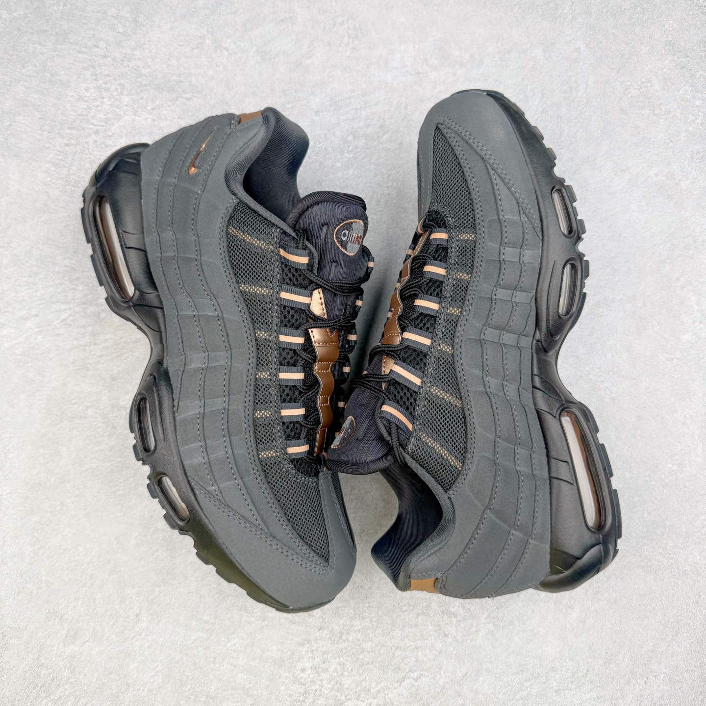 图片[3]-＃GX纯原 Central Cee x NK Air Max 95 复古减震气垫跑鞋 联名黑灰金 HQ6457-001 经典重温 外单专供大厂出品 品质稳定 一百余色 终端操作 鞋款设计灵感源于人体构造 中底设计基于人体的脊柱构造 是整体设计的核心 尼龙孔眼代表了肋骨 而分层式面板和网眼象征着肌肉纤维和肉体组织 Air Max 95采用了两个独立的吹塑成型的Air-Sole单元 并首次在前掌使用可视化气垫设计 Swoosh logo夜当作一个 点符号放在了鞋子的后帮位置 20年的发展让 AIR MAX 95有了不同的故事 20年后再度面向世人的时候 焕然一新的面貌 让人有了另外一种清新脱俗的感觉 尺码：40 40.5 41 42 42.5 43 44 44.5 45 45.5 46 47.5 48.5-选品中心