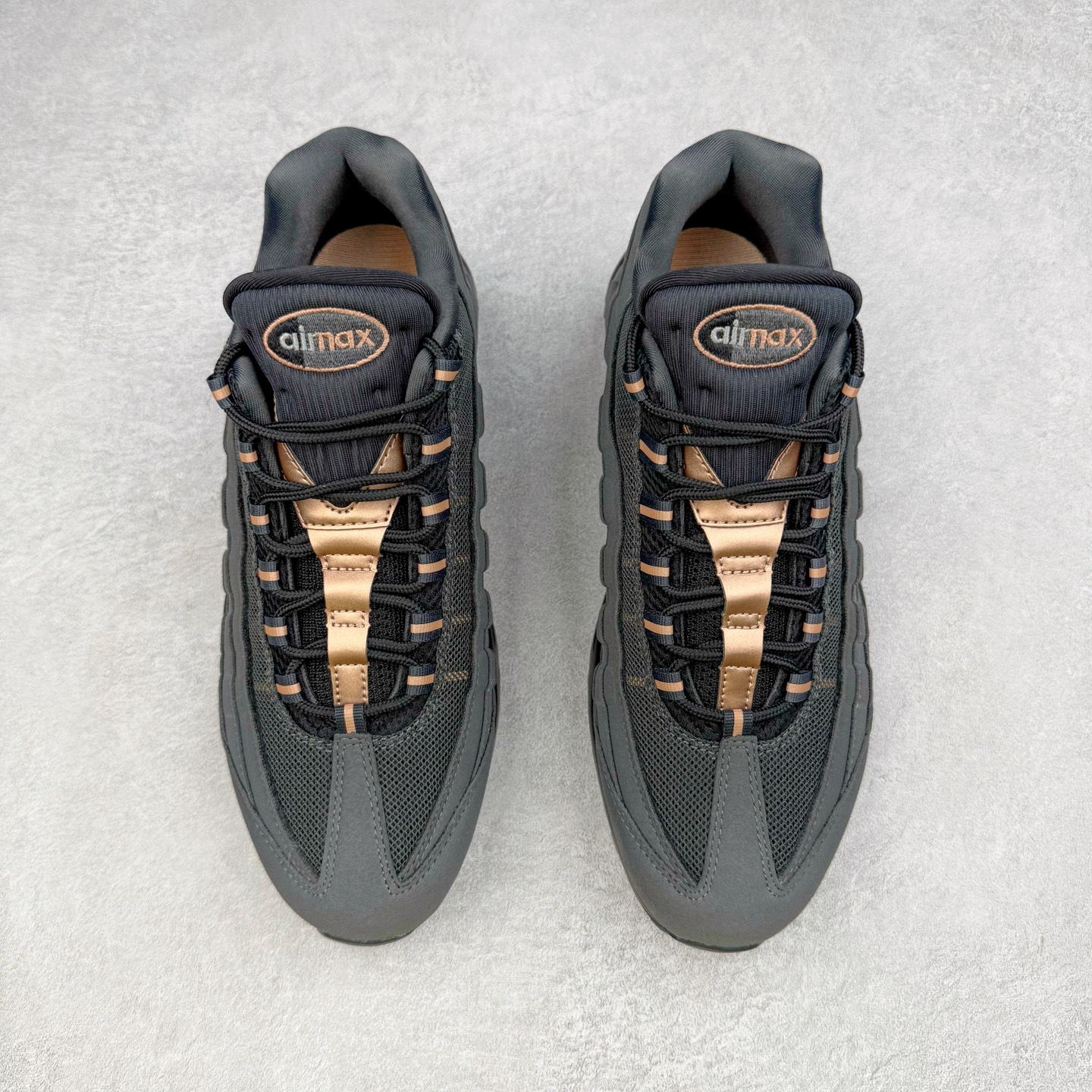 图片[2]-＃GX纯原 Central Cee x NK Air Max 95 复古减震气垫跑鞋 联名黑灰金 HQ6457-001 经典重温 外单专供大厂出品 品质稳定 一百余色 终端操作 鞋款设计灵感源于人体构造 中底设计基于人体的脊柱构造 是整体设计的核心 尼龙孔眼代表了肋骨 而分层式面板和网眼象征着肌肉纤维和肉体组织 Air Max 95采用了两个独立的吹塑成型的Air-Sole单元 并首次在前掌使用可视化气垫设计 Swoosh logo夜当作一个 点符号放在了鞋子的后帮位置 20年的发展让 AIR MAX 95有了不同的故事 20年后再度面向世人的时候 焕然一新的面貌 让人有了另外一种清新脱俗的感觉 尺码：40 40.5 41 42 42.5 43 44 44.5 45 45.5 46 47.5 48.5-选品中心