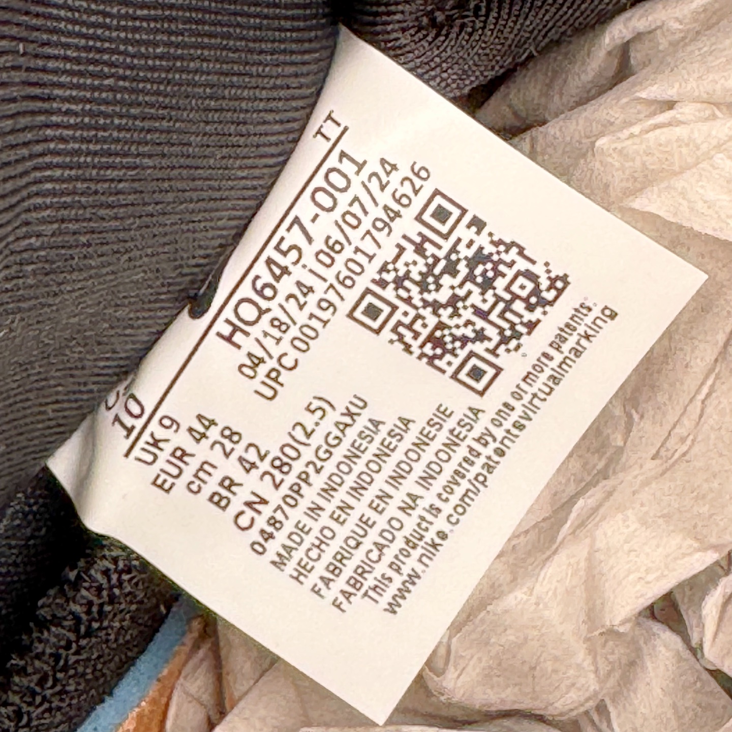 图片[22]-＃GX纯原 Central Cee x NK Air Max 95 复古减震气垫跑鞋 联名黑灰金 HQ6457-001 经典重温 外单专供大厂出品 品质稳定 一百余色 终端操作 鞋款设计灵感源于人体构造 中底设计基于人体的脊柱构造 是整体设计的核心 尼龙孔眼代表了肋骨 而分层式面板和网眼象征着肌肉纤维和肉体组织 Air Max 95采用了两个独立的吹塑成型的Air-Sole单元 并首次在前掌使用可视化气垫设计 Swoosh logo夜当作一个 点符号放在了鞋子的后帮位置 20年的发展让 AIR MAX 95有了不同的故事 20年后再度面向世人的时候 焕然一新的面貌 让人有了另外一种清新脱俗的感觉 尺码：40 40.5 41 42 42.5 43 44 44.5 45 45.5 46 47.5 48.5-选品中心