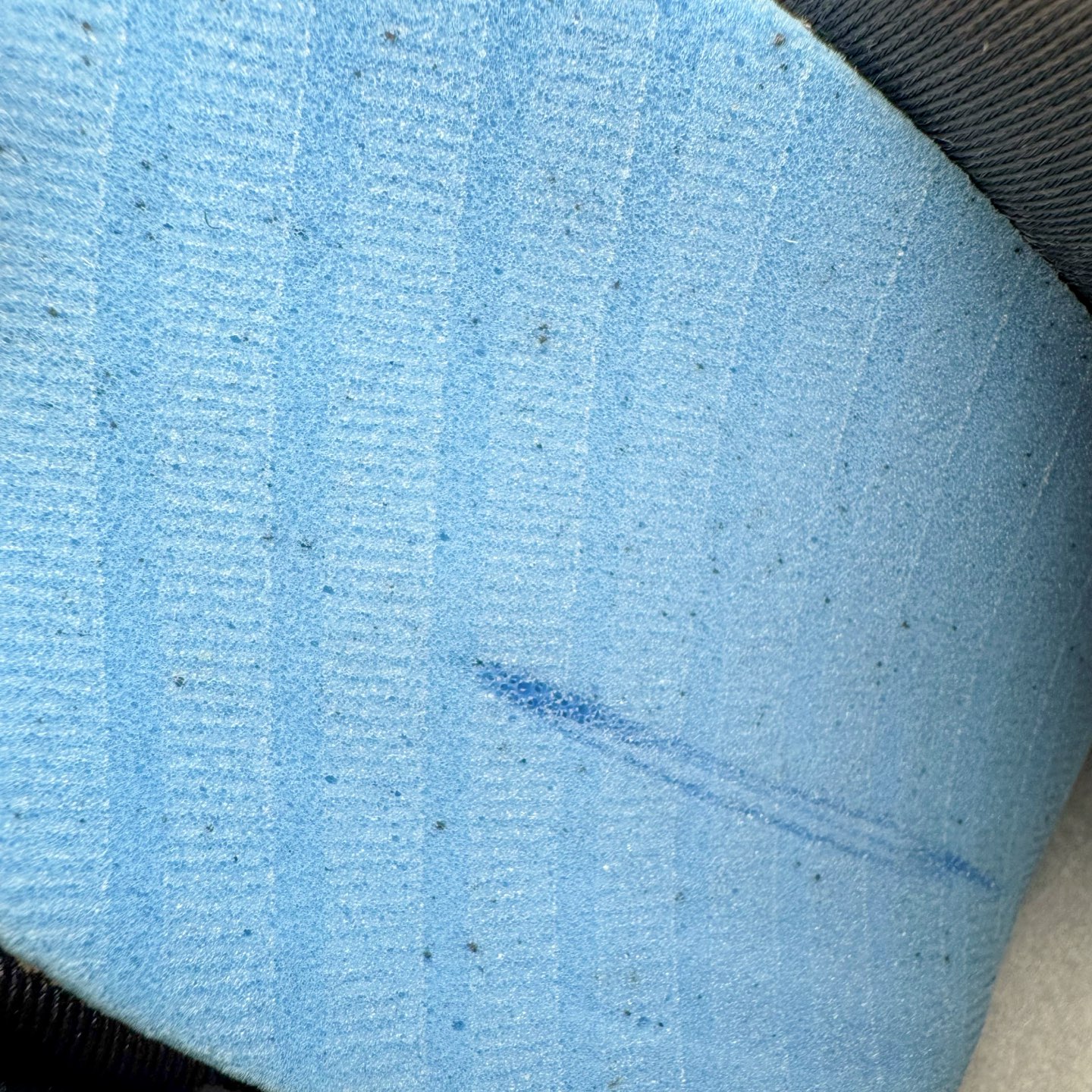 图片[20]-＃GX纯原 Central Cee x NK Air Max 95 复古减震气垫跑鞋 联名黑灰金 HQ6457-001 经典重温 外单专供大厂出品 品质稳定 一百余色 终端操作 鞋款设计灵感源于人体构造 中底设计基于人体的脊柱构造 是整体设计的核心 尼龙孔眼代表了肋骨 而分层式面板和网眼象征着肌肉纤维和肉体组织 Air Max 95采用了两个独立的吹塑成型的Air-Sole单元 并首次在前掌使用可视化气垫设计 Swoosh logo夜当作一个 点符号放在了鞋子的后帮位置 20年的发展让 AIR MAX 95有了不同的故事 20年后再度面向世人的时候 焕然一新的面貌 让人有了另外一种清新脱俗的感觉 尺码：40 40.5 41 42 42.5 43 44 44.5 45 45.5 46 47.5 48.5-选品中心