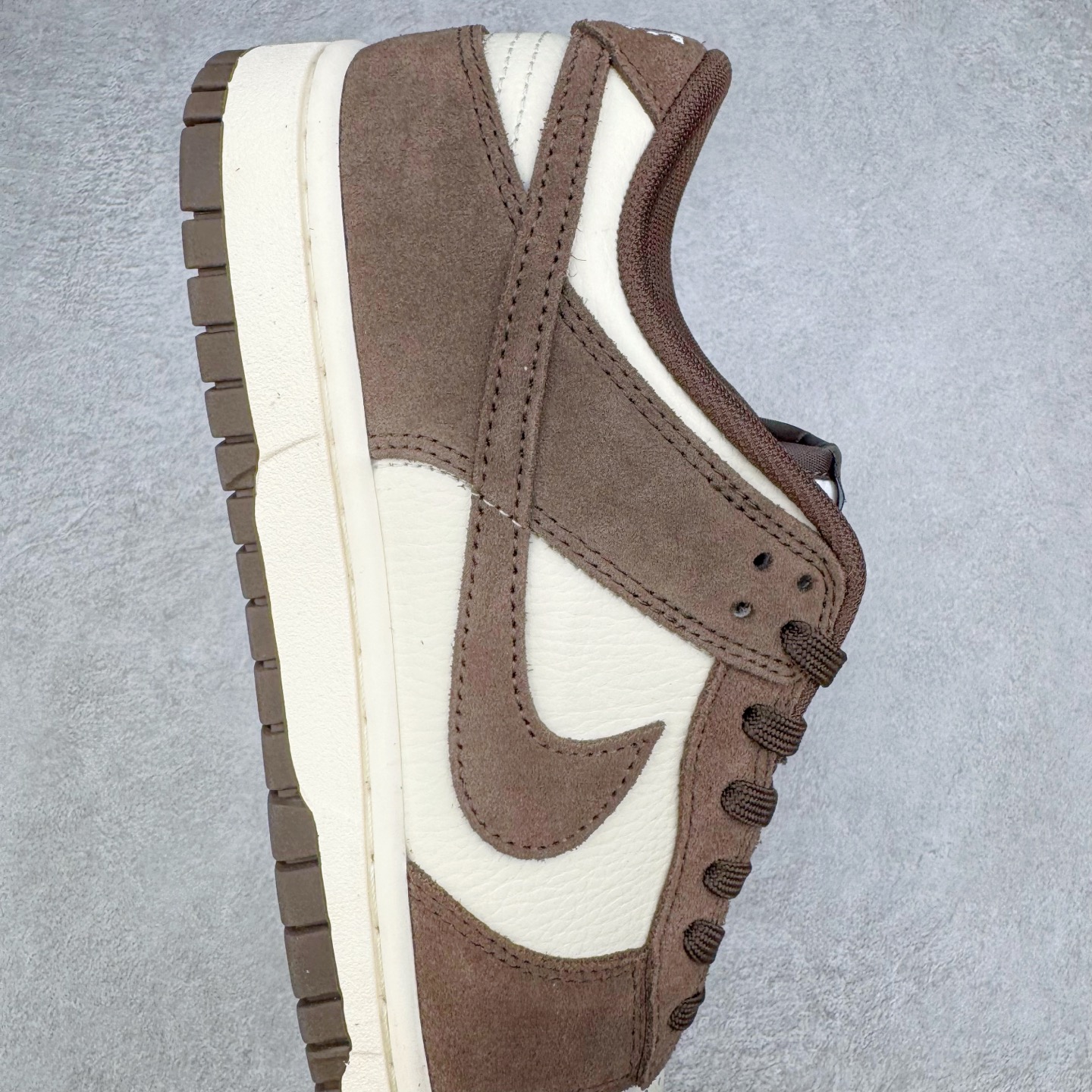 图片[6]-＃YC纯原 NK Dunk Low 白棕 FQ8249-104 实力大厂出品 新配色陆续开发 利润个位数只为口碑 全套原纸板楦头开发 确保原汁原味 完美呈现DUNK版型 一比一鞋头弧度高度鞋身弧度 此版本只针对中端市场 皮料材质有所更替 其他数据细节工艺流程均保持一致 绝不口嗨 细节品控鞋型随意对比 独家私模官方第六代原厂航空铝磨具打磨大底 鞋头坡度极致还原 无解鞋型 原盒原配 圈内天花板工艺 原厂玻璃冲刀 超高清洁度 全鞋零毛边皮料切割 原厂中底布点胶 中底布拉帮走线遵循公司 尺码：36 36.5 37.5 38 38.5 39 40 40.5 41 42 42.5 43 44 44.5 45 46-选品中心