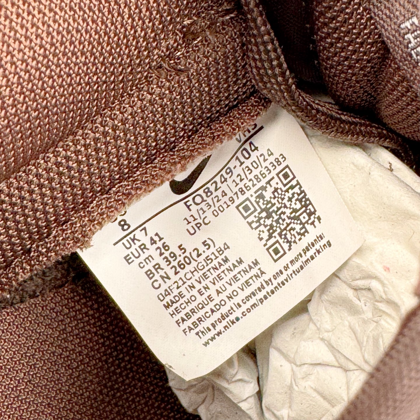 图片[12]-＃YC纯原 NK Dunk Low 白棕 FQ8249-104 实力大厂出品 新配色陆续开发 利润个位数只为口碑 全套原纸板楦头开发 确保原汁原味 完美呈现DUNK版型 一比一鞋头弧度高度鞋身弧度 此版本只针对中端市场 皮料材质有所更替 其他数据细节工艺流程均保持一致 绝不口嗨 细节品控鞋型随意对比 独家私模官方第六代原厂航空铝磨具打磨大底 鞋头坡度极致还原 无解鞋型 原盒原配 圈内天花板工艺 原厂玻璃冲刀 超高清洁度 全鞋零毛边皮料切割 原厂中底布点胶 中底布拉帮走线遵循公司 尺码：36 36.5 37.5 38 38.5 39 40 40.5 41 42 42.5 43 44 44.5 45 46-选品中心