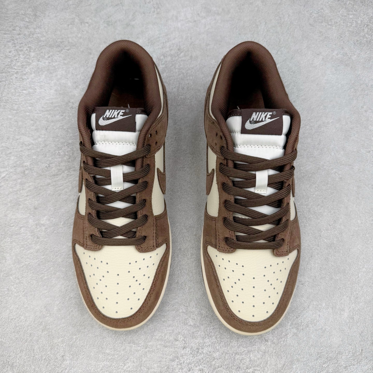 图片[2]-＃YC纯原 NK Dunk Low 白棕 FQ8249-104 实力大厂出品 新配色陆续开发 利润个位数只为口碑 全套原纸板楦头开发 确保原汁原味 完美呈现DUNK版型 一比一鞋头弧度高度鞋身弧度 此版本只针对中端市场 皮料材质有所更替 其他数据细节工艺流程均保持一致 绝不口嗨 细节品控鞋型随意对比 独家私模官方第六代原厂航空铝磨具打磨大底 鞋头坡度极致还原 无解鞋型 原盒原配 圈内天花板工艺 原厂玻璃冲刀 超高清洁度 全鞋零毛边皮料切割 原厂中底布点胶 中底布拉帮走线遵循公司 尺码：36 36.5 37.5 38 38.5 39 40 40.5 41 42 42.5 43 44 44.5 45 46-选品中心