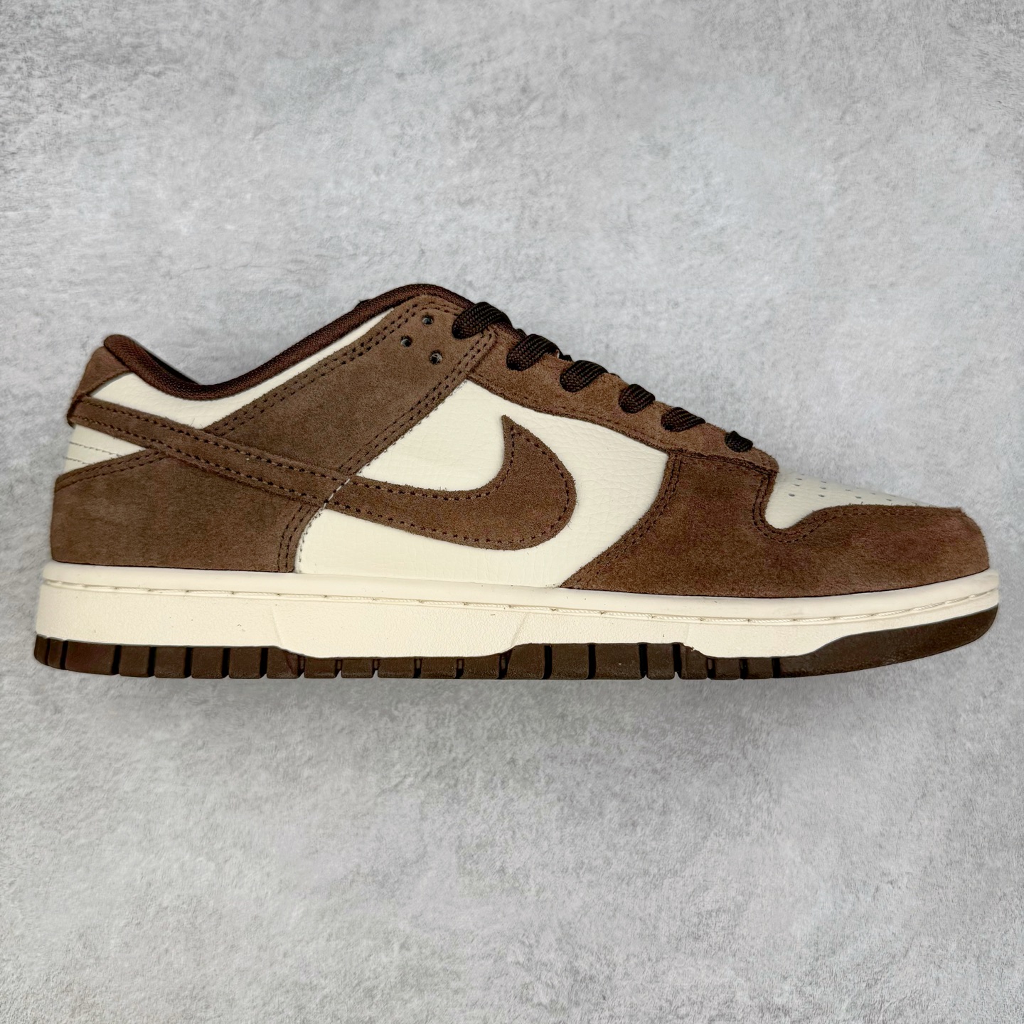 ＃YC纯原 NK Dunk Low 白棕 FQ8249-104 实力大厂出品 新配色陆续开发 利润个位数只为口碑 全套原纸板楦头开发 确保原汁原味 完美呈现DUNK版型 一比一鞋头弧度高度鞋身弧度 此版本只针对中端市场 皮料材质有所更替 其他数据细节工艺流程均保持一致 绝不口嗨 细节品控鞋型随意对比 独家私模官方第六代原厂航空铝磨具打磨大底 鞋头坡度极致还原 无解鞋型 原盒原配 圈内天花板工艺 原厂玻璃冲刀 超高清洁度 全鞋零毛边皮料切割 原厂中底布点胶 中底布拉帮走线遵循公司 尺码：36 36.5 37.5 38 38.5 39 40 40.5 41 42 42.5 43 44 44.5 45 46-选品中心