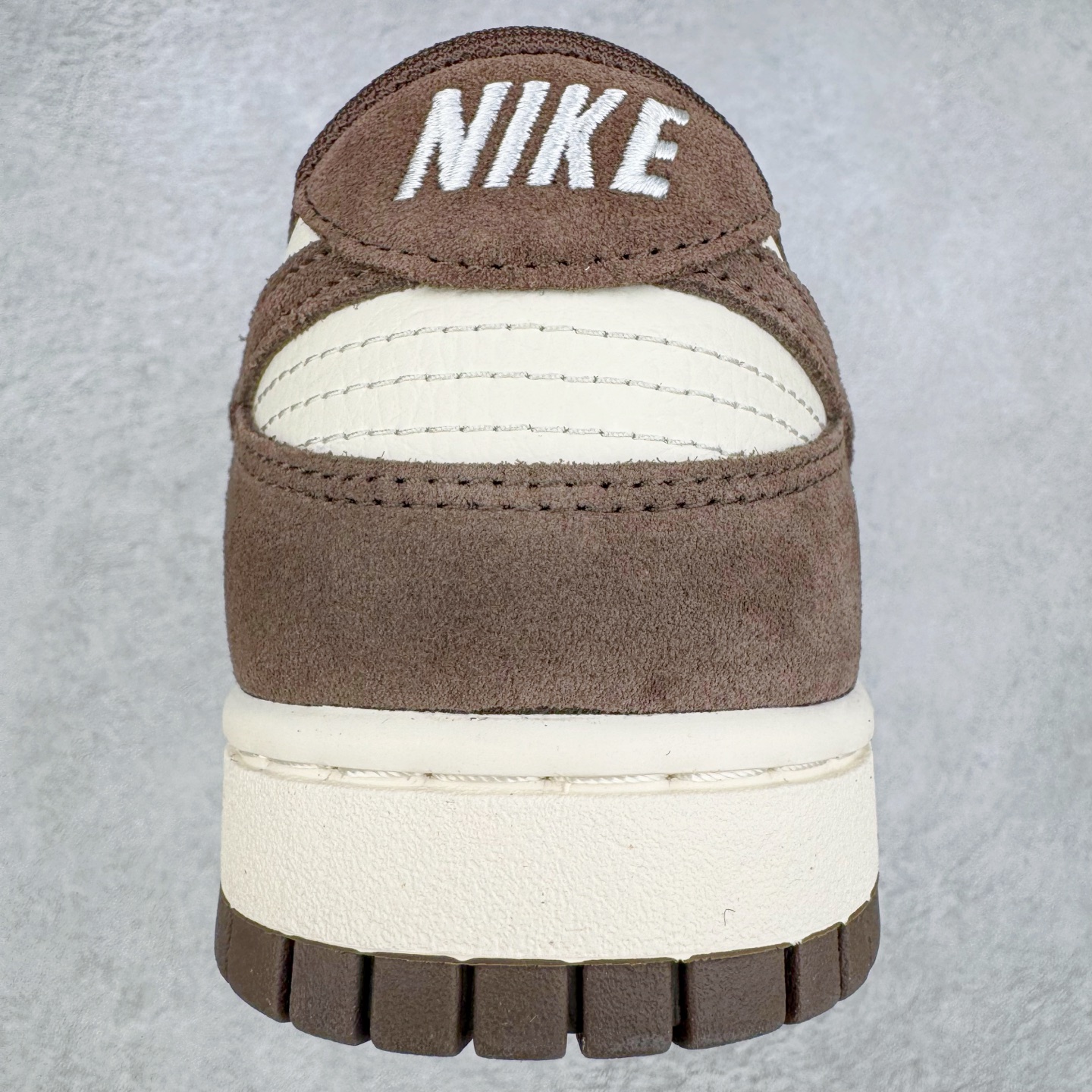 图片[8]-＃YC纯原 NK Dunk Low 白棕 FQ8249-104 实力大厂出品 新配色陆续开发 利润个位数只为口碑 全套原纸板楦头开发 确保原汁原味 完美呈现DUNK版型 一比一鞋头弧度高度鞋身弧度 此版本只针对中端市场 皮料材质有所更替 其他数据细节工艺流程均保持一致 绝不口嗨 细节品控鞋型随意对比 独家私模官方第六代原厂航空铝磨具打磨大底 鞋头坡度极致还原 无解鞋型 原盒原配 圈内天花板工艺 原厂玻璃冲刀 超高清洁度 全鞋零毛边皮料切割 原厂中底布点胶 中底布拉帮走线遵循公司 尺码：36 36.5 37.5 38 38.5 39 40 40.5 41 42 42.5 43 44 44.5 45 46-选品中心