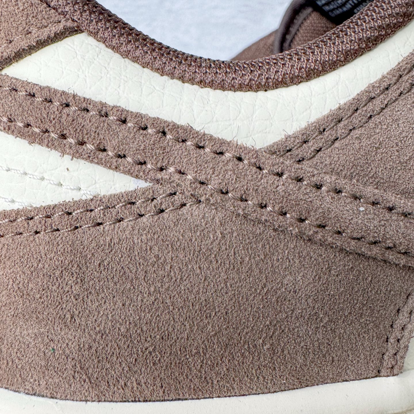 图片[16]-＃YC纯原 NK Dunk Low 白棕 FQ8249-104 实力大厂出品 新配色陆续开发 利润个位数只为口碑 全套原纸板楦头开发 确保原汁原味 完美呈现DUNK版型 一比一鞋头弧度高度鞋身弧度 此版本只针对中端市场 皮料材质有所更替 其他数据细节工艺流程均保持一致 绝不口嗨 细节品控鞋型随意对比 独家私模官方第六代原厂航空铝磨具打磨大底 鞋头坡度极致还原 无解鞋型 原盒原配 圈内天花板工艺 原厂玻璃冲刀 超高清洁度 全鞋零毛边皮料切割 原厂中底布点胶 中底布拉帮走线遵循公司 尺码：36 36.5 37.5 38 38.5 39 40 40.5 41 42 42.5 43 44 44.5 45 46-选品中心