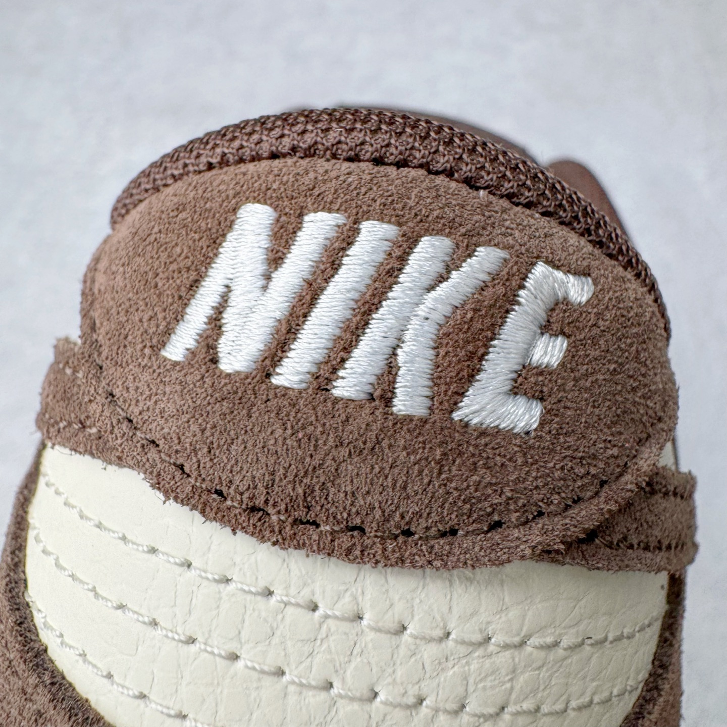 图片[15]-＃YC纯原 NK Dunk Low 白棕 FQ8249-104 实力大厂出品 新配色陆续开发 利润个位数只为口碑 全套原纸板楦头开发 确保原汁原味 完美呈现DUNK版型 一比一鞋头弧度高度鞋身弧度 此版本只针对中端市场 皮料材质有所更替 其他数据细节工艺流程均保持一致 绝不口嗨 细节品控鞋型随意对比 独家私模官方第六代原厂航空铝磨具打磨大底 鞋头坡度极致还原 无解鞋型 原盒原配 圈内天花板工艺 原厂玻璃冲刀 超高清洁度 全鞋零毛边皮料切割 原厂中底布点胶 中底布拉帮走线遵循公司 尺码：36 36.5 37.5 38 38.5 39 40 40.5 41 42 42.5 43 44 44.5 45 46-选品中心