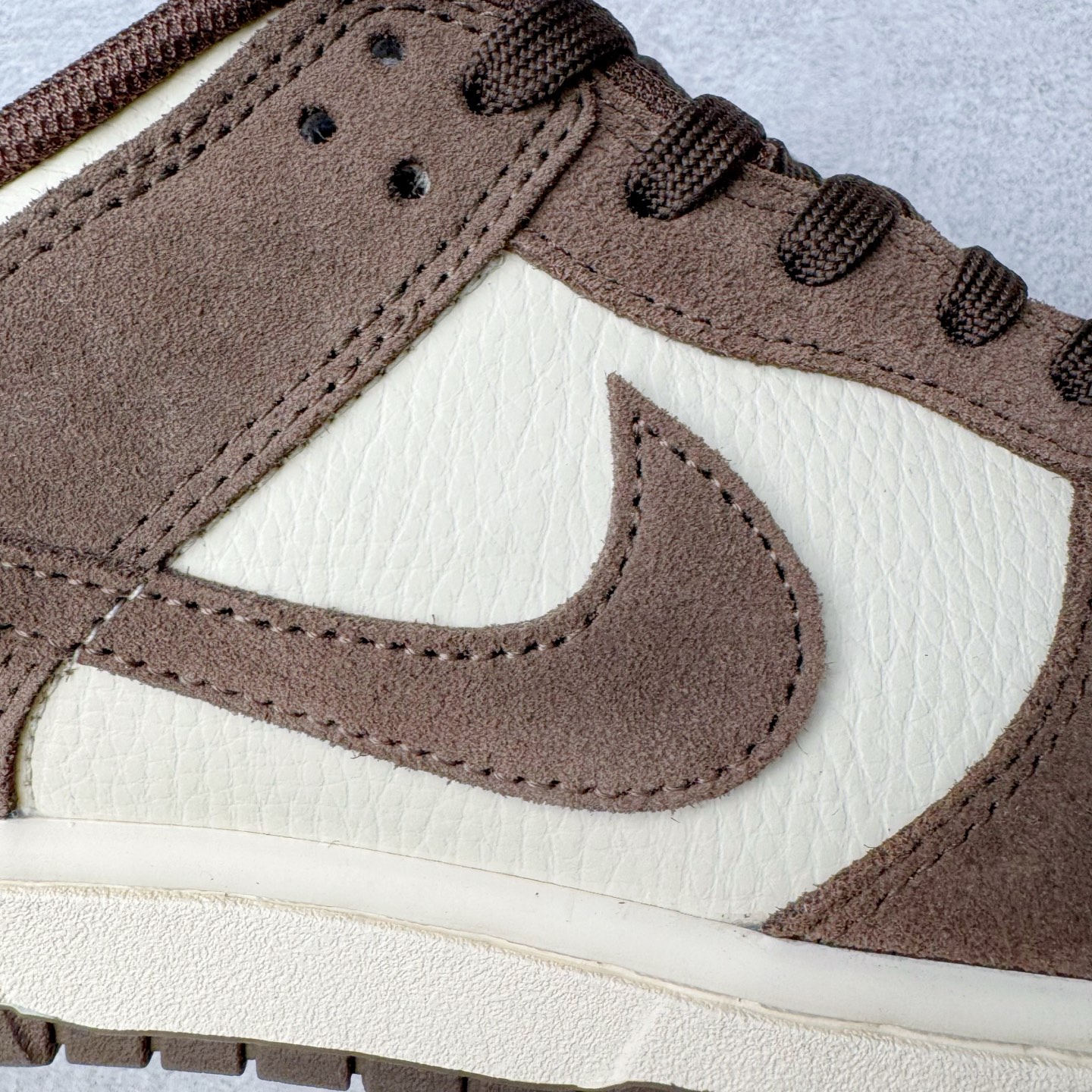 图片[17]-＃YC纯原 NK Dunk Low 白棕 FQ8249-104 实力大厂出品 新配色陆续开发 利润个位数只为口碑 全套原纸板楦头开发 确保原汁原味 完美呈现DUNK版型 一比一鞋头弧度高度鞋身弧度 此版本只针对中端市场 皮料材质有所更替 其他数据细节工艺流程均保持一致 绝不口嗨 细节品控鞋型随意对比 独家私模官方第六代原厂航空铝磨具打磨大底 鞋头坡度极致还原 无解鞋型 原盒原配 圈内天花板工艺 原厂玻璃冲刀 超高清洁度 全鞋零毛边皮料切割 原厂中底布点胶 中底布拉帮走线遵循公司 尺码：36 36.5 37.5 38 38.5 39 40 40.5 41 42 42.5 43 44 44.5 45 46-选品中心