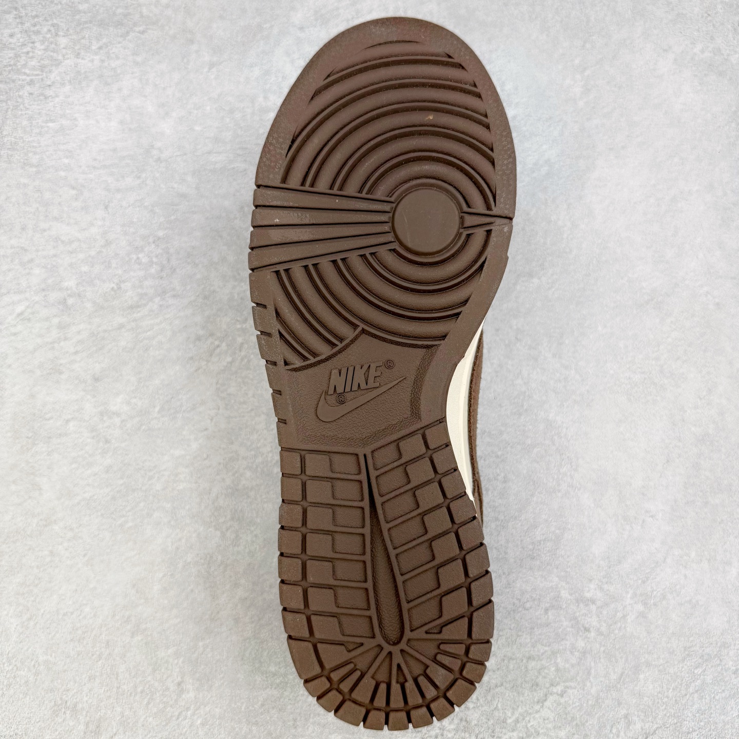 图片[9]-＃YC纯原 NK Dunk Low 白棕 FQ8249-104 实力大厂出品 新配色陆续开发 利润个位数只为口碑 全套原纸板楦头开发 确保原汁原味 完美呈现DUNK版型 一比一鞋头弧度高度鞋身弧度 此版本只针对中端市场 皮料材质有所更替 其他数据细节工艺流程均保持一致 绝不口嗨 细节品控鞋型随意对比 独家私模官方第六代原厂航空铝磨具打磨大底 鞋头坡度极致还原 无解鞋型 原盒原配 圈内天花板工艺 原厂玻璃冲刀 超高清洁度 全鞋零毛边皮料切割 原厂中底布点胶 中底布拉帮走线遵循公司 尺码：36 36.5 37.5 38 38.5 39 40 40.5 41 42 42.5 43 44 44.5 45 46-选品中心