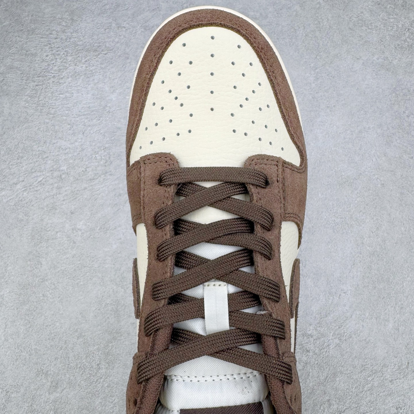 图片[4]-＃YC纯原 NK Dunk Low 白棕 FQ8249-104 实力大厂出品 新配色陆续开发 利润个位数只为口碑 全套原纸板楦头开发 确保原汁原味 完美呈现DUNK版型 一比一鞋头弧度高度鞋身弧度 此版本只针对中端市场 皮料材质有所更替 其他数据细节工艺流程均保持一致 绝不口嗨 细节品控鞋型随意对比 独家私模官方第六代原厂航空铝磨具打磨大底 鞋头坡度极致还原 无解鞋型 原盒原配 圈内天花板工艺 原厂玻璃冲刀 超高清洁度 全鞋零毛边皮料切割 原厂中底布点胶 中底布拉帮走线遵循公司 尺码：36 36.5 37.5 38 38.5 39 40 40.5 41 42 42.5 43 44 44.5 45 46-选品中心