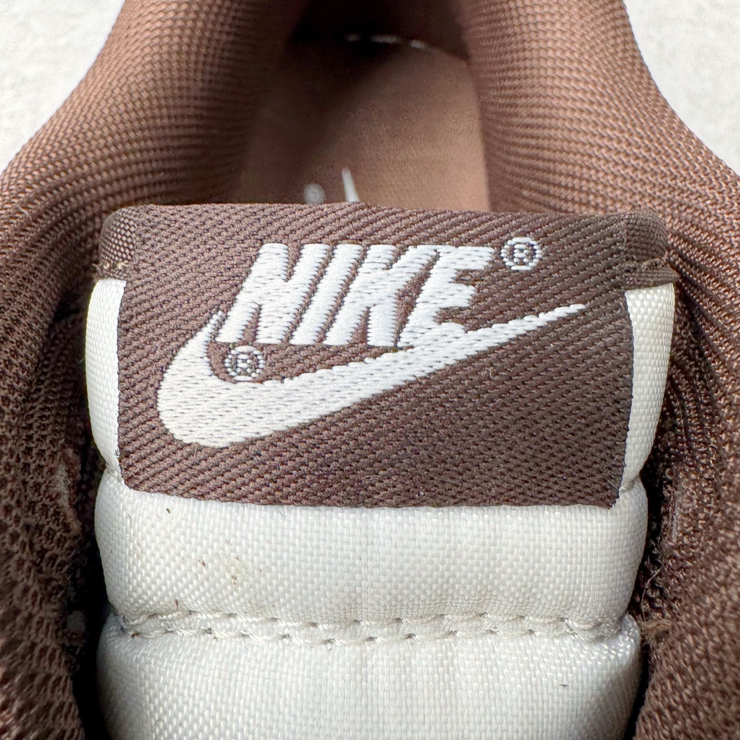 图片[19]-＃YC纯原 NK Dunk Low 白棕 FQ8249-104 实力大厂出品 新配色陆续开发 利润个位数只为口碑 全套原纸板楦头开发 确保原汁原味 完美呈现DUNK版型 一比一鞋头弧度高度鞋身弧度 此版本只针对中端市场 皮料材质有所更替 其他数据细节工艺流程均保持一致 绝不口嗨 细节品控鞋型随意对比 独家私模官方第六代原厂航空铝磨具打磨大底 鞋头坡度极致还原 无解鞋型 原盒原配 圈内天花板工艺 原厂玻璃冲刀 超高清洁度 全鞋零毛边皮料切割 原厂中底布点胶 中底布拉帮走线遵循公司 尺码：36 36.5 37.5 38 38.5 39 40 40.5 41 42 42.5 43 44 44.5 45 46-选品中心