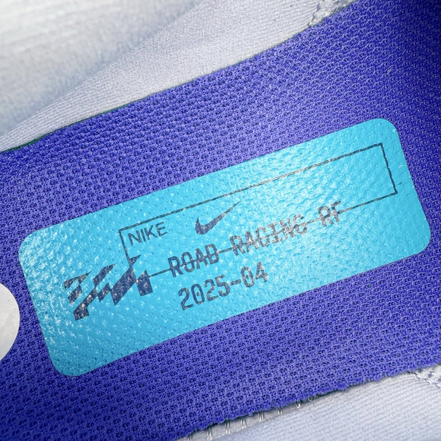 图片[11]-NK AIR Zoom RIVALFLY FK4代系列轻量飞织低帮休闲运动慢跑鞋 整体设计采用流线型的轻质工程网眼材质构成鞋面 并与其他 Running 旗舰鞋款同样搭载全脚掌 ZoomX 缓冲中底 搭配 Pebax 物料与橡胶外底 ZoomX StreakFly 首发配色以Prototype呈现 其灵感是来自开发期间的磨损测试 透过编号的标记与内侧的预期跑步距离突出研发过程 货号：FV6040-002 尺码：36 36.5 37.5 38 38.5 39 40 40.5 41 42 42.5 43 44 44.5 45-选品中心