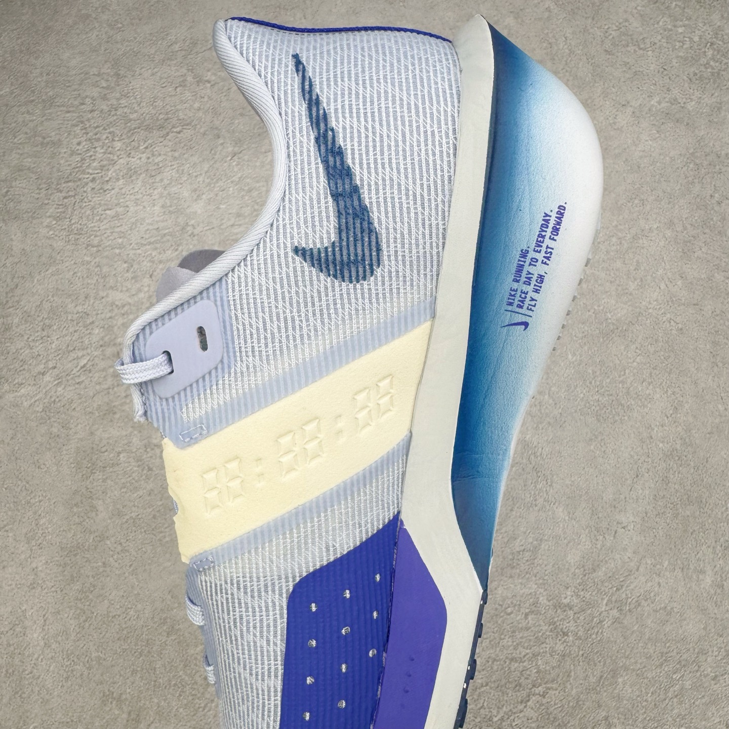 图片[7]-NK AIR Zoom RIVALFLY FK4代系列轻量飞织低帮休闲运动慢跑鞋 整体设计采用流线型的轻质工程网眼材质构成鞋面 并与其他 Running 旗舰鞋款同样搭载全脚掌 ZoomX 缓冲中底 搭配 Pebax 物料与橡胶外底 ZoomX StreakFly 首发配色以Prototype呈现 其灵感是来自开发期间的磨损测试 透过编号的标记与内侧的预期跑步距离突出研发过程 货号：FV6040-002 尺码：36 36.5 37.5 38 38.5 39 40 40.5 41 42 42.5 43 44 44.5 45-选品中心