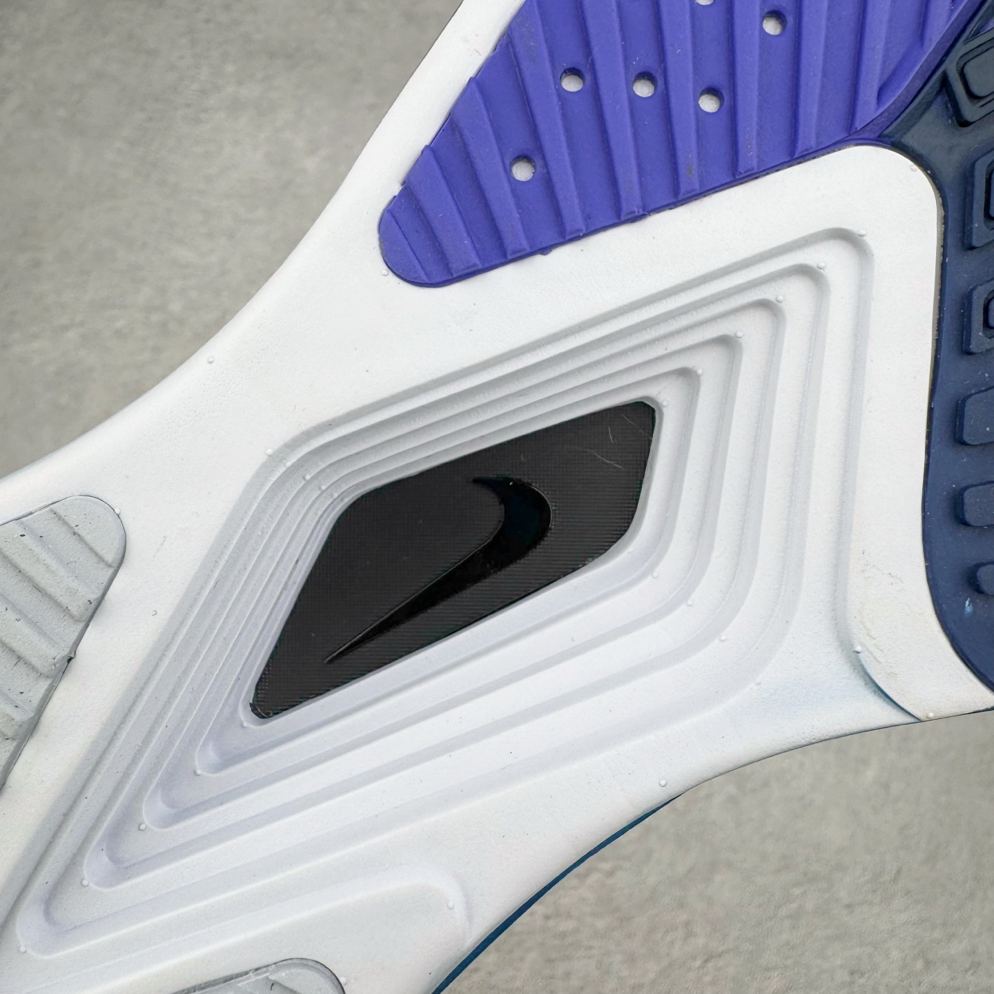 图片[22]-NK AIR Zoom RIVALFLY FK4代系列轻量飞织低帮休闲运动慢跑鞋 整体设计采用流线型的轻质工程网眼材质构成鞋面 并与其他 Running 旗舰鞋款同样搭载全脚掌 ZoomX 缓冲中底 搭配 Pebax 物料与橡胶外底 ZoomX StreakFly 首发配色以Prototype呈现 其灵感是来自开发期间的磨损测试 透过编号的标记与内侧的预期跑步距离突出研发过程 货号：FV6040-002 尺码：36 36.5 37.5 38 38.5 39 40 40.5 41 42 42.5 43 44 44.5 45-选品中心