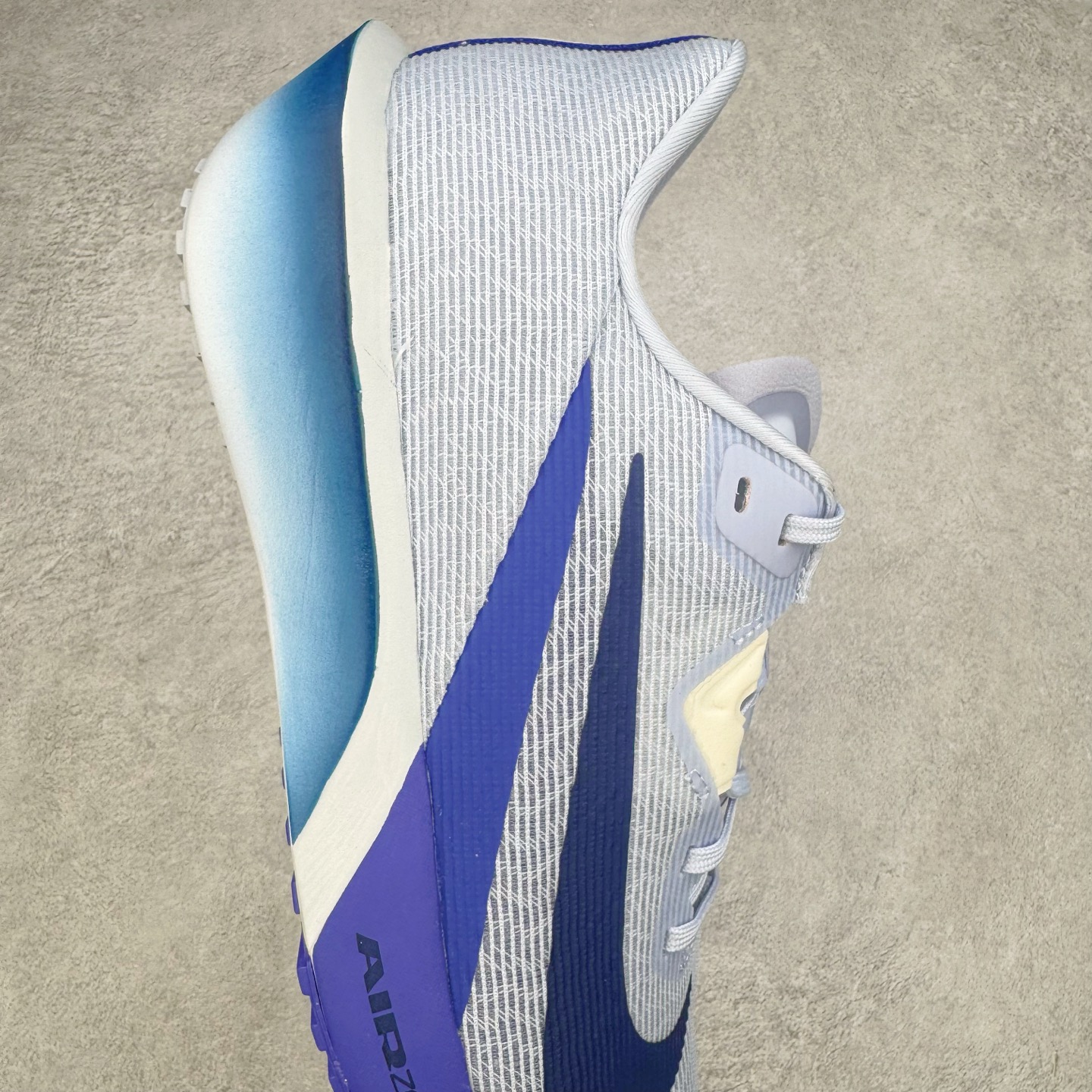 图片[6]-NK AIR Zoom RIVALFLY FK4代系列轻量飞织低帮休闲运动慢跑鞋 整体设计采用流线型的轻质工程网眼材质构成鞋面 并与其他 Running 旗舰鞋款同样搭载全脚掌 ZoomX 缓冲中底 搭配 Pebax 物料与橡胶外底 ZoomX StreakFly 首发配色以Prototype呈现 其灵感是来自开发期间的磨损测试 透过编号的标记与内侧的预期跑步距离突出研发过程 货号：FV6040-002 尺码：36 36.5 37.5 38 38.5 39 40 40.5 41 42 42.5 43 44 44.5 45-选品中心