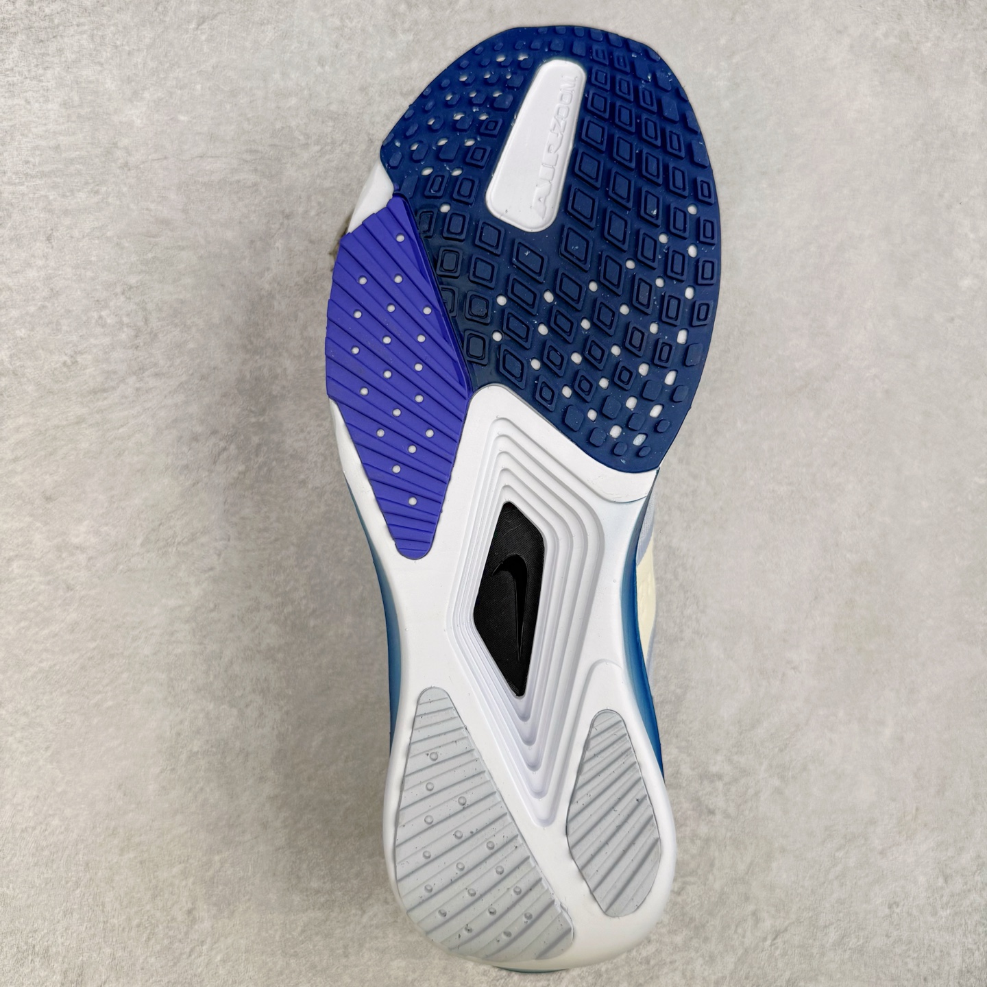 图片[9]-NK AIR Zoom RIVALFLY FK4代系列轻量飞织低帮休闲运动慢跑鞋 整体设计采用流线型的轻质工程网眼材质构成鞋面 并与其他 Running 旗舰鞋款同样搭载全脚掌 ZoomX 缓冲中底 搭配 Pebax 物料与橡胶外底 ZoomX StreakFly 首发配色以Prototype呈现 其灵感是来自开发期间的磨损测试 透过编号的标记与内侧的预期跑步距离突出研发过程 货号：FV6040-002 尺码：36 36.5 37.5 38 38.5 39 40 40.5 41 42 42.5 43 44 44.5 45-选品中心