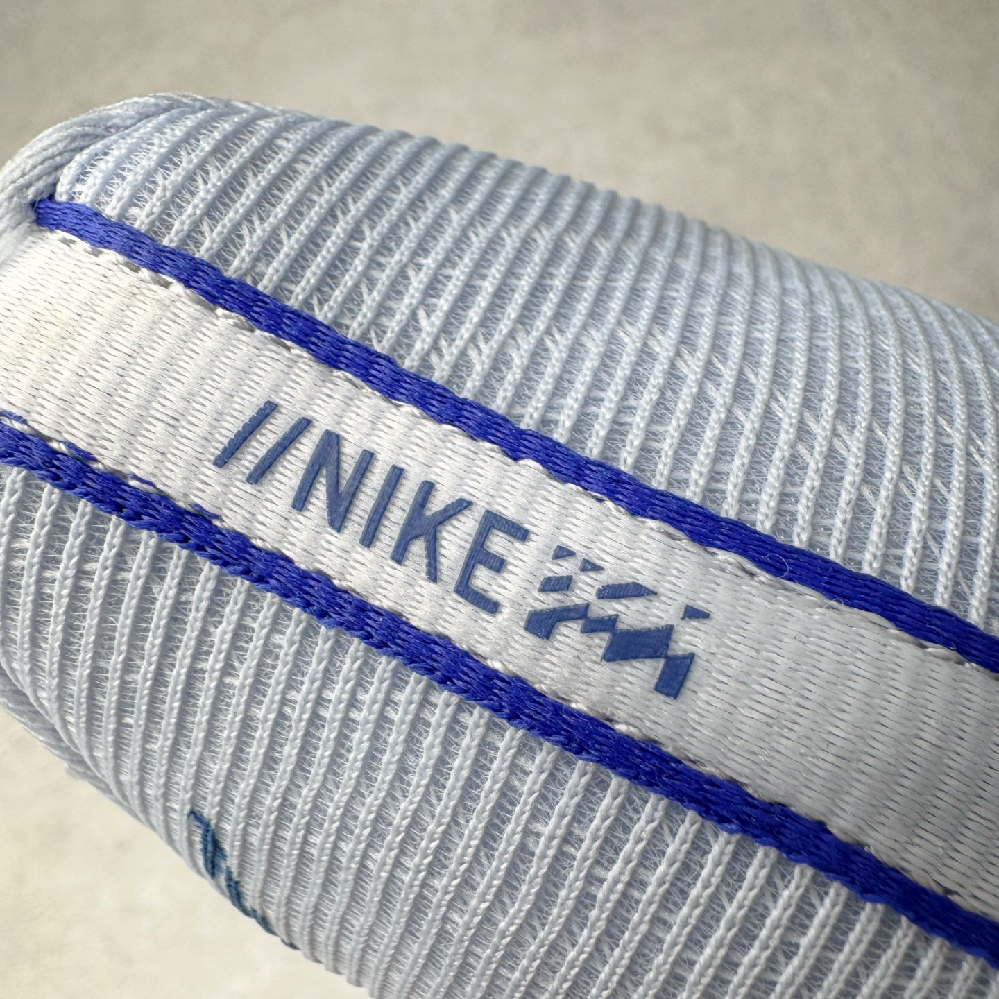 图片[17]-NK AIR Zoom RIVALFLY FK4代系列轻量飞织低帮休闲运动慢跑鞋 整体设计采用流线型的轻质工程网眼材质构成鞋面 并与其他 Running 旗舰鞋款同样搭载全脚掌 ZoomX 缓冲中底 搭配 Pebax 物料与橡胶外底 ZoomX StreakFly 首发配色以Prototype呈现 其灵感是来自开发期间的磨损测试 透过编号的标记与内侧的预期跑步距离突出研发过程 货号：FV6040-002 尺码：36 36.5 37.5 38 38.5 39 40 40.5 41 42 42.5 43 44 44.5 45-选品中心