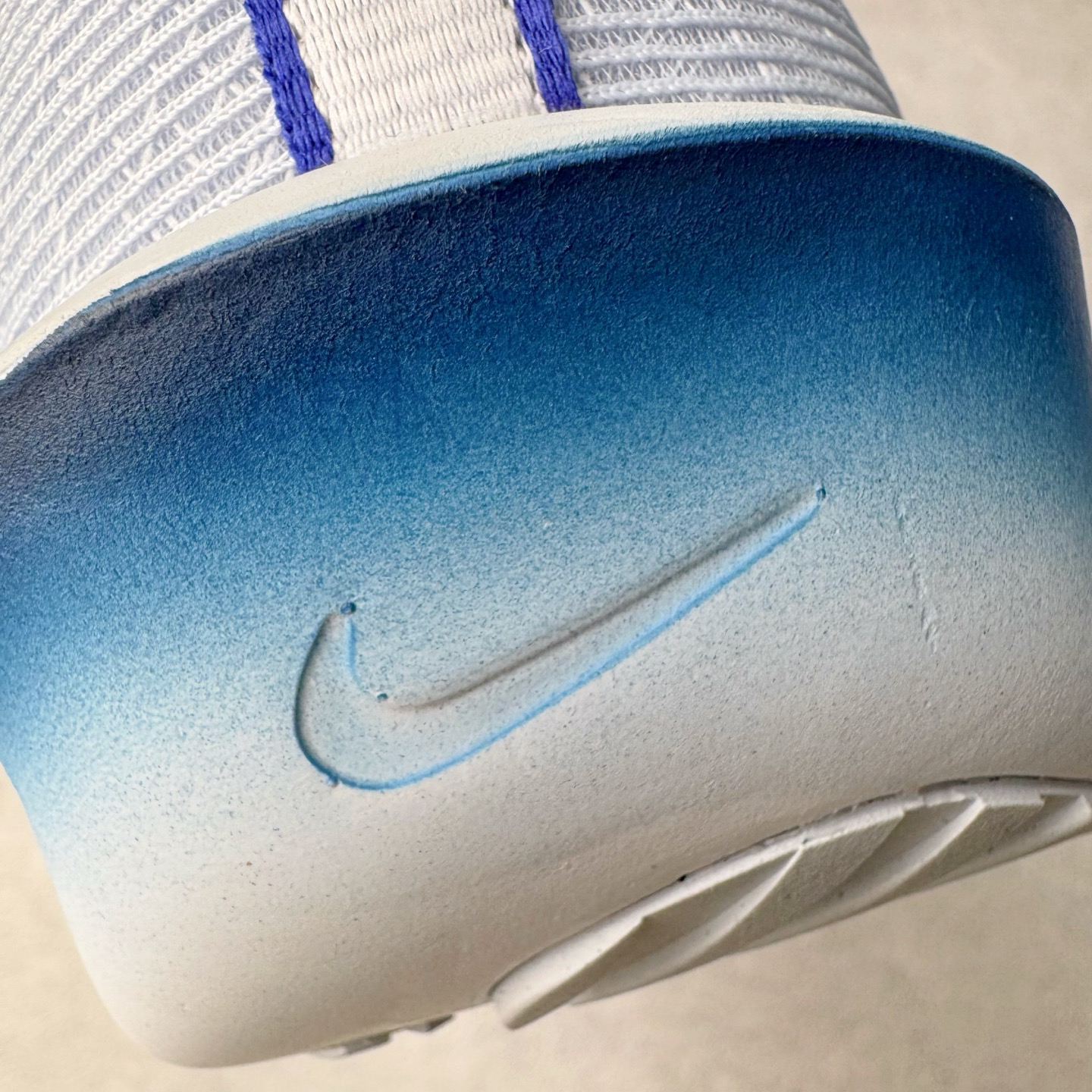 图片[18]-NK AIR Zoom RIVALFLY FK4代系列轻量飞织低帮休闲运动慢跑鞋 整体设计采用流线型的轻质工程网眼材质构成鞋面 并与其他 Running 旗舰鞋款同样搭载全脚掌 ZoomX 缓冲中底 搭配 Pebax 物料与橡胶外底 ZoomX StreakFly 首发配色以Prototype呈现 其灵感是来自开发期间的磨损测试 透过编号的标记与内侧的预期跑步距离突出研发过程 货号：FV6040-002 尺码：36 36.5 37.5 38 38.5 39 40 40.5 41 42 42.5 43 44 44.5 45-选品中心