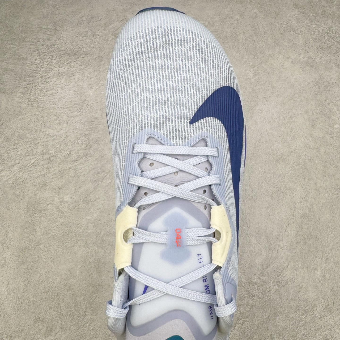 图片[4]-NK AIR Zoom RIVALFLY FK4代系列轻量飞织低帮休闲运动慢跑鞋 整体设计采用流线型的轻质工程网眼材质构成鞋面 并与其他 Running 旗舰鞋款同样搭载全脚掌 ZoomX 缓冲中底 搭配 Pebax 物料与橡胶外底 ZoomX StreakFly 首发配色以Prototype呈现 其灵感是来自开发期间的磨损测试 透过编号的标记与内侧的预期跑步距离突出研发过程 货号：FV6040-002 尺码：36 36.5 37.5 38 38.5 39 40 40.5 41 42 42.5 43 44 44.5 45-选品中心