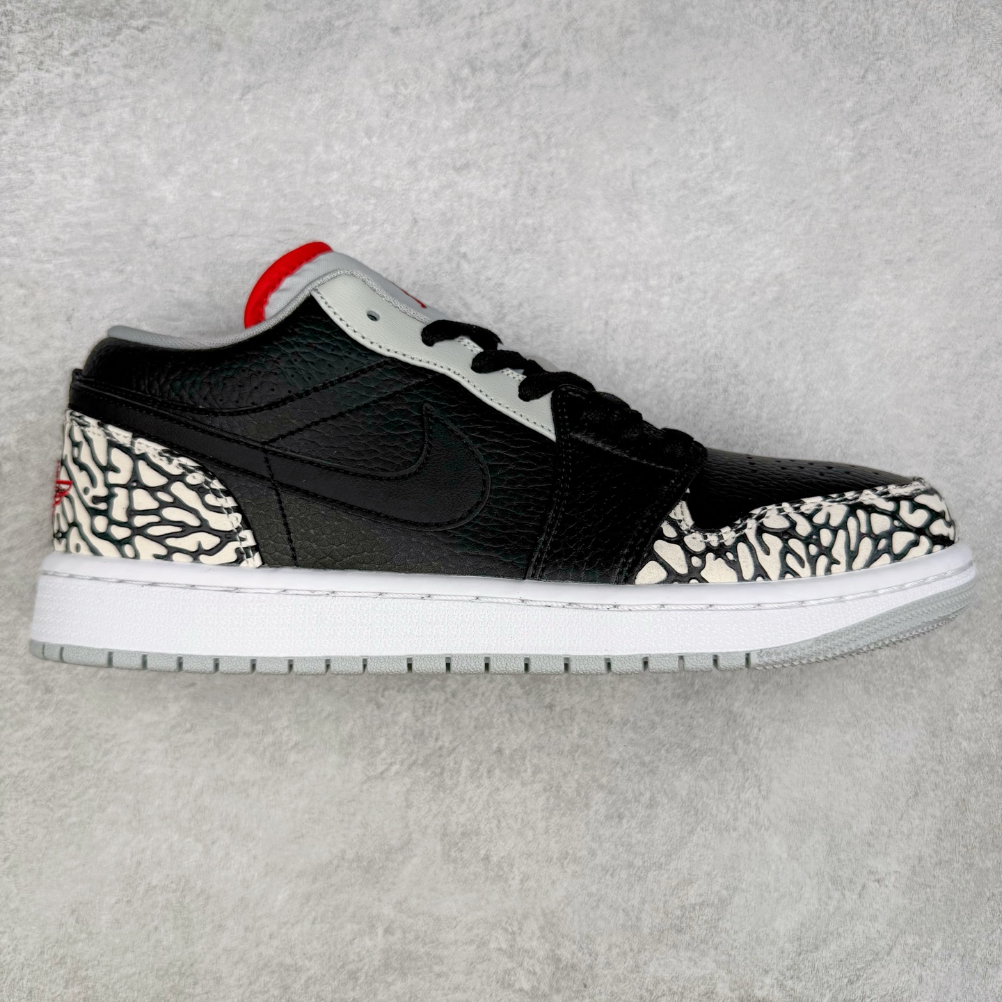 ＃K版 Air Jordan AJ1 Low 低帮 黑水泥 338145-062 全新流水线出品 DT版本唯一平替选择 市场第二梯队最强版 全部原鞋开发 原楦原纸板开发 全鞋电脑针车 原厂内置全掌气垫 原盒内在原标 唯一Zp原版鞋带绑法 免检产品 全新2022版型 全头层皮料 完美零毛边处理 原厂配置全掌气垫 价格定位良心 几十个配色陆续出货 实拍调校N版已经零色差零失真 百分百还原实物色彩所见即所得 不存在货不对板色差等低级问题 选购参考实物拍摄 不混卖不参货 只用心做好货严格选品 承诺混一赔十 尺码：36 36.5 37.5 38 38.5 39 40 40.5 41 42 42.5 43 44 44.5 45-选品中心