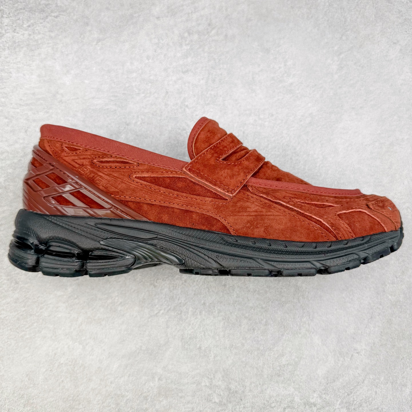 JUNYA WATANABE x New Balance NB 1906R 新百伦联名款舒适百搭防滑低帮生活休闲鞋乐福鞋 Junya Watanabe 和 New Balance 再次联手，推出了全新的合作款——1906 Loafer。这款跨越运动鞋与皮鞋界限的设计。设计将 New Balance 1906R 的技术与经典皮革便鞋的风格完美融合。厚实的鞋底与精致的漆皮鞋面，不仅保留了运动鞋的舒适感，还能轻松驾驭休闲与正式造型。一位国外鞋友对此鞋的评价颇具趣味：“这是开完重要会议后，立马开始 5K 长跑的理想鞋款。”-选品中心