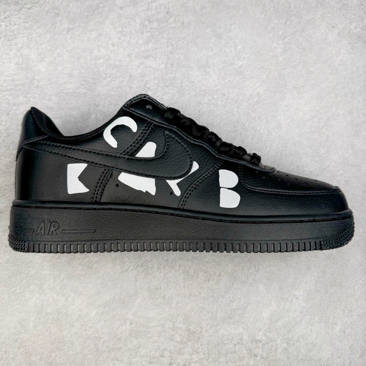 ＃XT纯原 NK Air Force 1´07 Low 空军一号低帮百搭休闲运动板鞋 IB9949-001 顶级批次 2022全新楦头鞋型 鱼鳞大底 历时开发三个月 清洁度完美 二维码鞋标 内置芯片及solo气垫 大底高度及其弧度依照正品 钢印 logo刺绣 鞋口弧度 鞋头长度 鞋面冲孔 鞋垫背胶及钢印 完美鞋型对比正品 每一处都是细节满满 柔软、弹性十足的缓震性能和出色的中底设计 横跨复古与现代的外型结合 造就出风靡全球 三十多年的Force 1 直到今天还深受青睐 实拍调校N版已经零色差零失真 百分百还原实物色彩所见即所得 不存在货不对板色差等低级问题 选购参考实物拍摄 不混卖不参货 只用心做好货严格选品 承诺混一赔十 尺码：36 36.5 37.5 38 38.5 39 40 40.5 41 42 42.5 43 44 44.5 45-选品中心