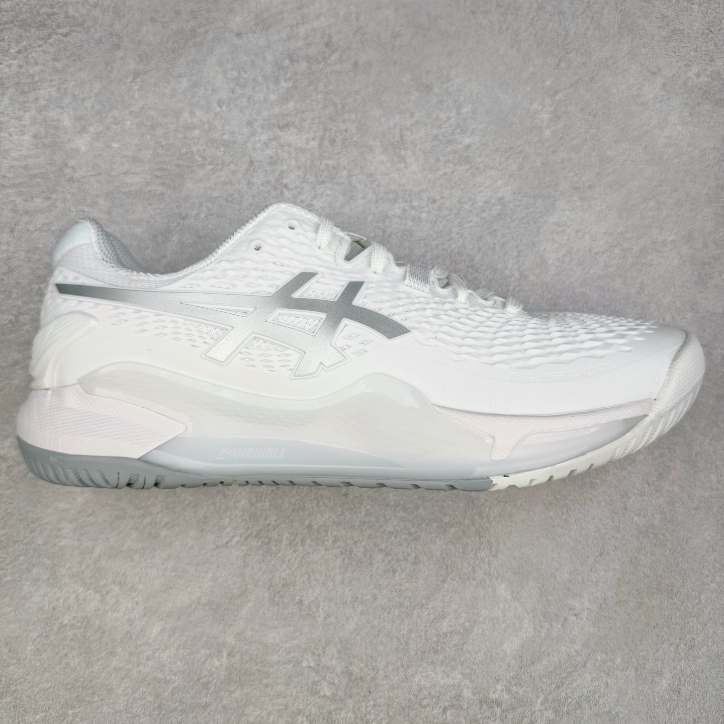 Asics Gel-Resolution 9 亚瑟士防滑耐磨透气 低帮网球鞋 Gel Resolution 9 是一款为快速进攻型球员设计的网球鞋，它有以下特点：鞋底没有刚性的鞋骨，让脚底感受到更多缓冲，舒适度极高。鞋内提供出色的支撑力和梦幻般的舒适感，让你在场上自信满满。鞋底采用 DynaWall 技术，增强了抓地力和反弹力，让你在移动中更灵活。尺码：36 36.5 37 38 38.5 39 40 40.5 41 42 42.5 43 44 45-选品中心