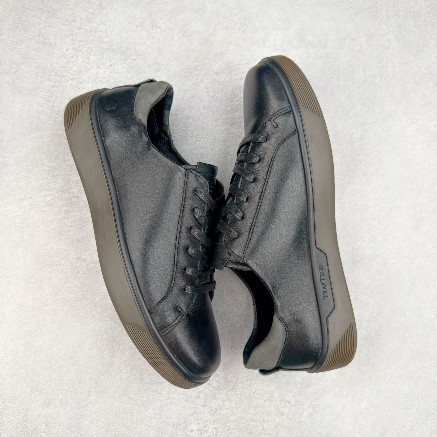 图片[3]-Ecco爱步男鞋新款运动鞋 跑鞋厚底增高老爹鞋 驱动系列全新款式 拼色拼接鞋面 时尚有型 牛皮与纺织品拼接 脚感舒适 出街有型 贴心套脚系带设计 舒适包裹双足 柔软细腻，亲肤透气 以摩托车粗犷胎纹为灵感 PU大底提供牵引性和支撑性 耐磨防滑提升稳定性 轻盈鞋底 舒适耐穿 户外出行 肆意洒脱 尺码：38 39 40 41 42 43 44（皮鞋码）-选品中心