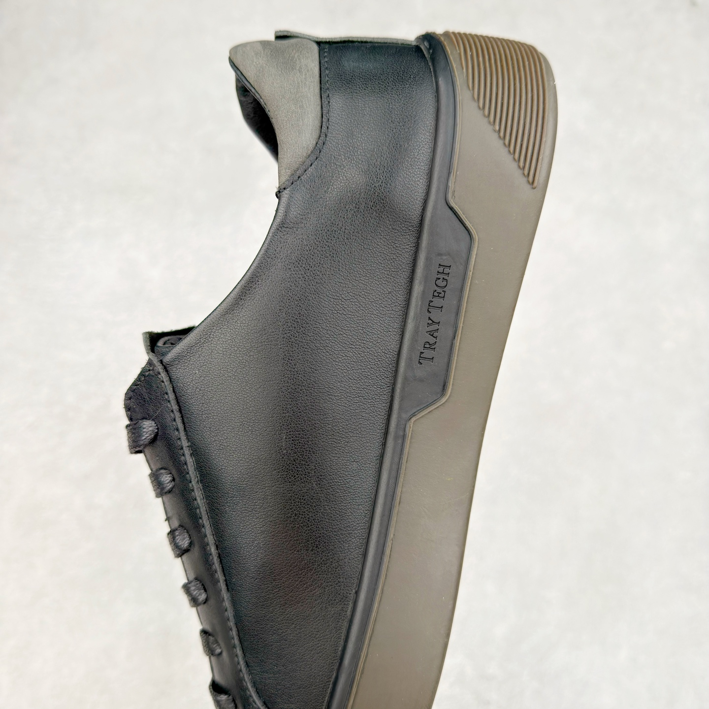 图片[7]-Ecco爱步男鞋新款运动鞋 跑鞋厚底增高老爹鞋 驱动系列全新款式 拼色拼接鞋面 时尚有型 牛皮与纺织品拼接 脚感舒适 出街有型 贴心套脚系带设计 舒适包裹双足 柔软细腻，亲肤透气 以摩托车粗犷胎纹为灵感 PU大底提供牵引性和支撑性 耐磨防滑提升稳定性 轻盈鞋底 舒适耐穿 户外出行 肆意洒脱 尺码：38 39 40 41 42 43 44（皮鞋码）-选品中心