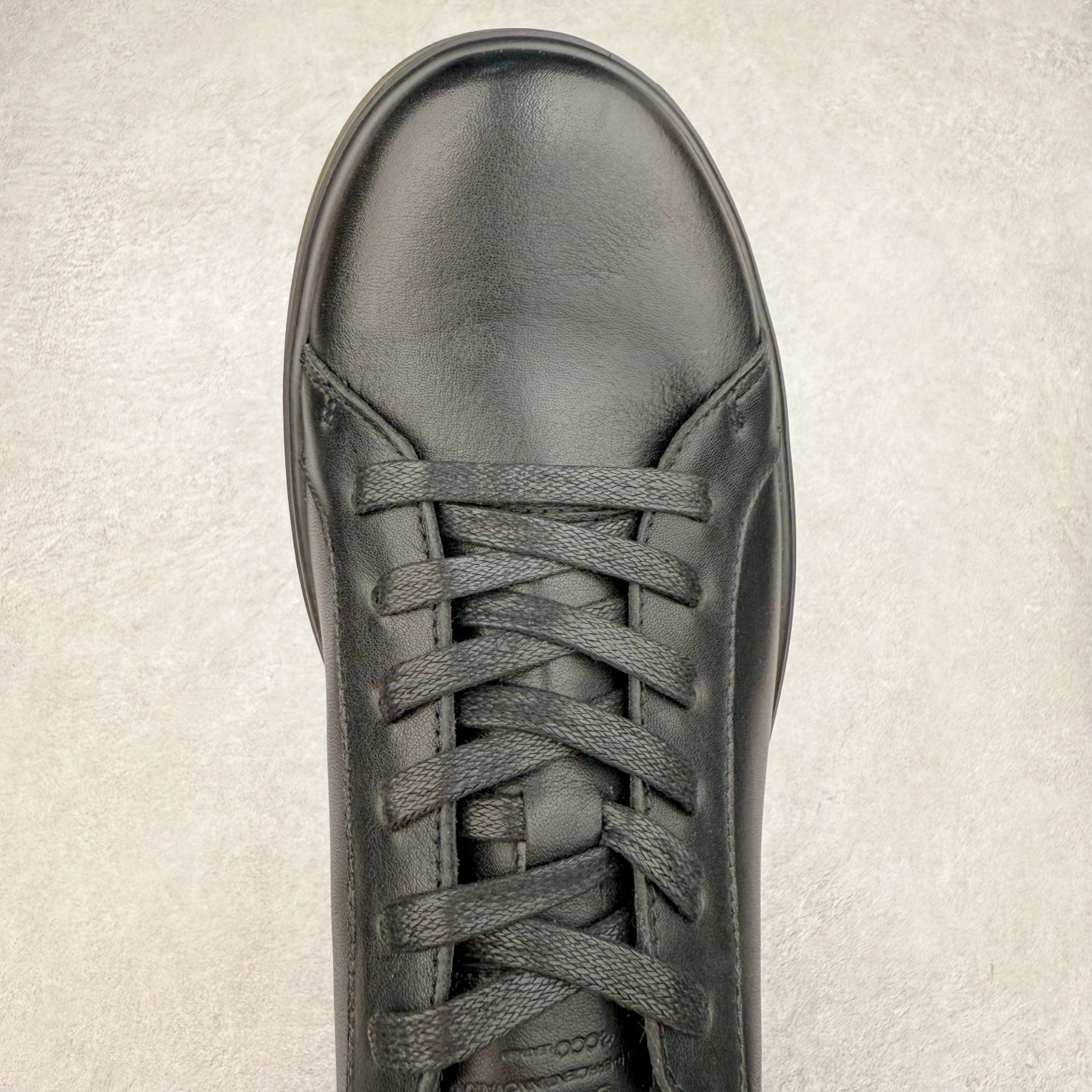 图片[4]-Ecco爱步男鞋新款运动鞋 跑鞋厚底增高老爹鞋 驱动系列全新款式 拼色拼接鞋面 时尚有型 牛皮与纺织品拼接 脚感舒适 出街有型 贴心套脚系带设计 舒适包裹双足 柔软细腻，亲肤透气 以摩托车粗犷胎纹为灵感 PU大底提供牵引性和支撑性 耐磨防滑提升稳定性 轻盈鞋底 舒适耐穿 户外出行 肆意洒脱 尺码：38 39 40 41 42 43 44（皮鞋码）-选品中心