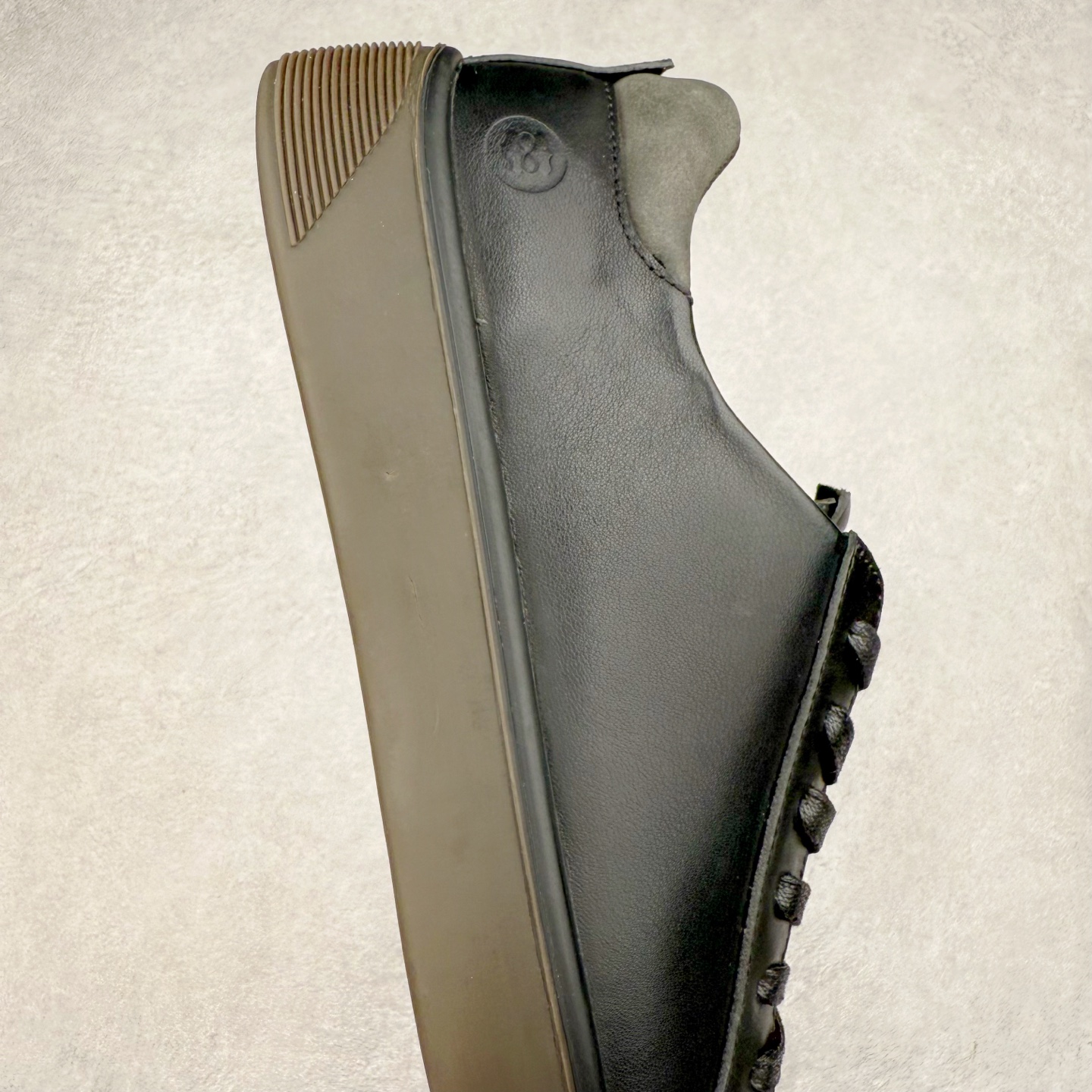 图片[6]-Ecco爱步男鞋新款运动鞋 跑鞋厚底增高老爹鞋 驱动系列全新款式 拼色拼接鞋面 时尚有型 牛皮与纺织品拼接 脚感舒适 出街有型 贴心套脚系带设计 舒适包裹双足 柔软细腻，亲肤透气 以摩托车粗犷胎纹为灵感 PU大底提供牵引性和支撑性 耐磨防滑提升稳定性 轻盈鞋底 舒适耐穿 户外出行 肆意洒脱 尺码：38 39 40 41 42 43 44（皮鞋码）-选品中心