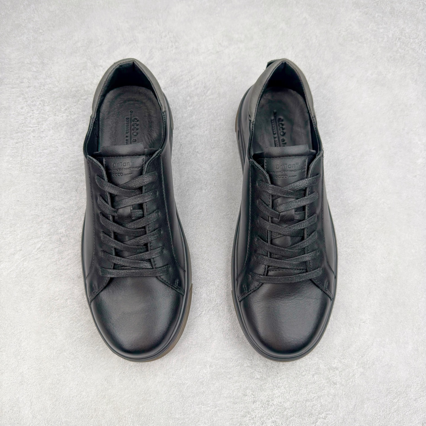 图片[2]-Ecco爱步男鞋新款运动鞋 跑鞋厚底增高老爹鞋 驱动系列全新款式 拼色拼接鞋面 时尚有型 牛皮与纺织品拼接 脚感舒适 出街有型 贴心套脚系带设计 舒适包裹双足 柔软细腻，亲肤透气 以摩托车粗犷胎纹为灵感 PU大底提供牵引性和支撑性 耐磨防滑提升稳定性 轻盈鞋底 舒适耐穿 户外出行 肆意洒脱 尺码：38 39 40 41 42 43 44（皮鞋码）-选品中心