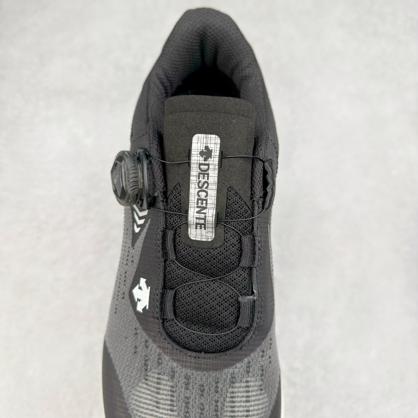 图片[5]-＃HP DESCENTE Enerzite Enzrzite Lavitate 2.0 Knit 迪桑特舒适轻便防滑耐磨低帮跑步鞋 DESCENTE（迪桑特）创立于1935年，品牌名取自法语词汇，意为“滑降”。品牌箭头标识代表滑雪的三种技术“高速直线滑行”、“穿越”和“侧滑”，也寓意品牌在打造高端专业运动产品中不断追求完美的创新精神，致力于成为中国高端专业滑雪、综训、女子、铁人三项、高尔夫的第一品牌。尺码：39 40 40.5 41 42 42.5 43 44 44.5 45-选品中心