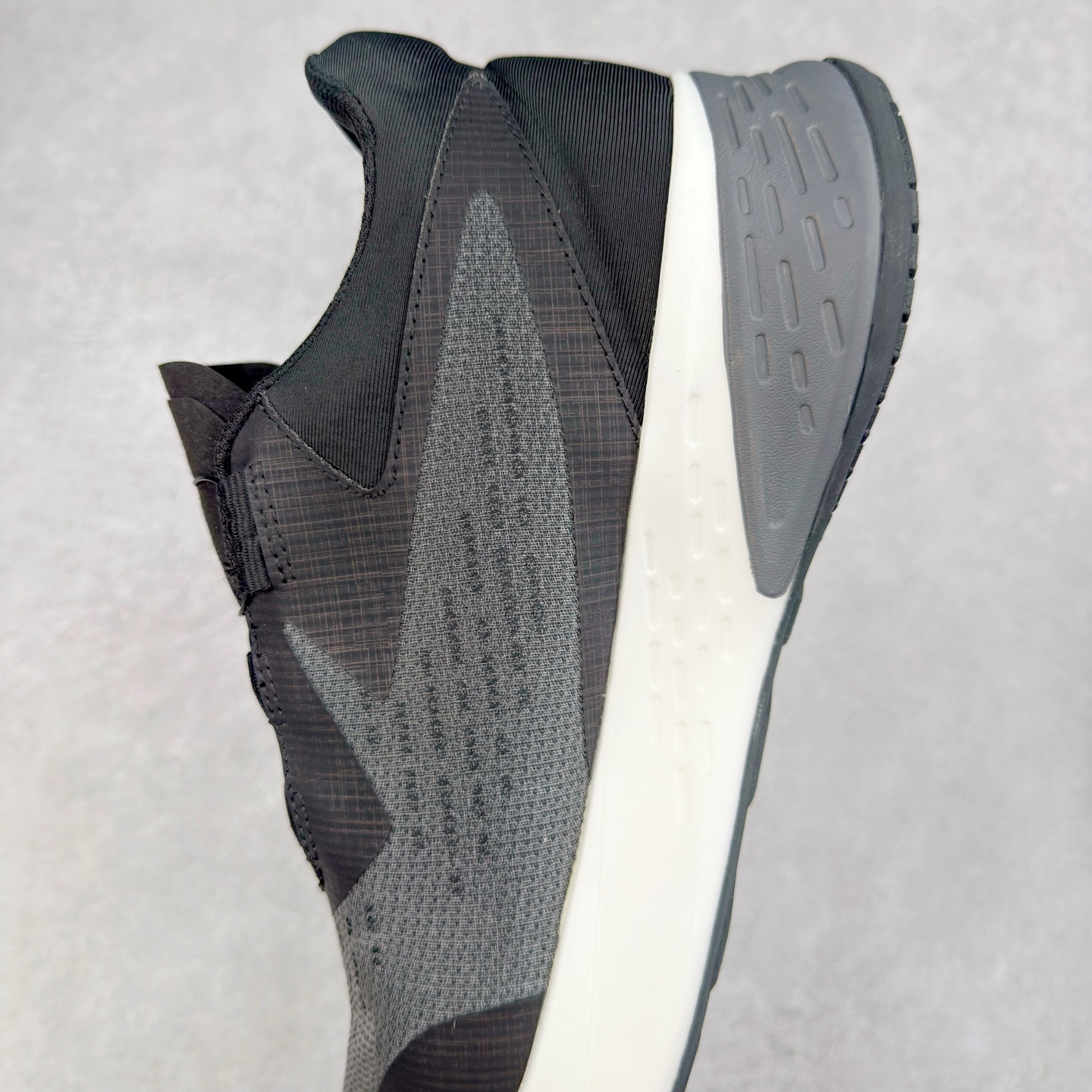 图片[7]-＃HP DESCENTE Enerzite Enzrzite Lavitate 2.0 Knit 迪桑特舒适轻便防滑耐磨低帮跑步鞋 DESCENTE（迪桑特）创立于1935年，品牌名取自法语词汇，意为“滑降”。品牌箭头标识代表滑雪的三种技术“高速直线滑行”、“穿越”和“侧滑”，也寓意品牌在打造高端专业运动产品中不断追求完美的创新精神，致力于成为中国高端专业滑雪、综训、女子、铁人三项、高尔夫的第一品牌。尺码：39 40 40.5 41 42 42.5 43 44 44.5 45-选品中心