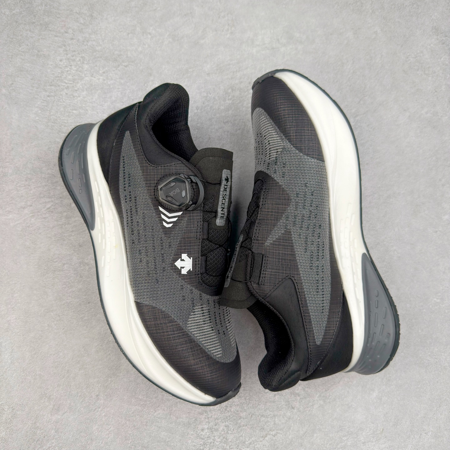 图片[3]-＃HP DESCENTE Enerzite Enzrzite Lavitate 2.0 Knit 迪桑特舒适轻便防滑耐磨低帮跑步鞋 DESCENTE（迪桑特）创立于1935年，品牌名取自法语词汇，意为“滑降”。品牌箭头标识代表滑雪的三种技术“高速直线滑行”、“穿越”和“侧滑”，也寓意品牌在打造高端专业运动产品中不断追求完美的创新精神，致力于成为中国高端专业滑雪、综训、女子、铁人三项、高尔夫的第一品牌。尺码：39 40 40.5 41 42 42.5 43 44 44.5 45-选品中心