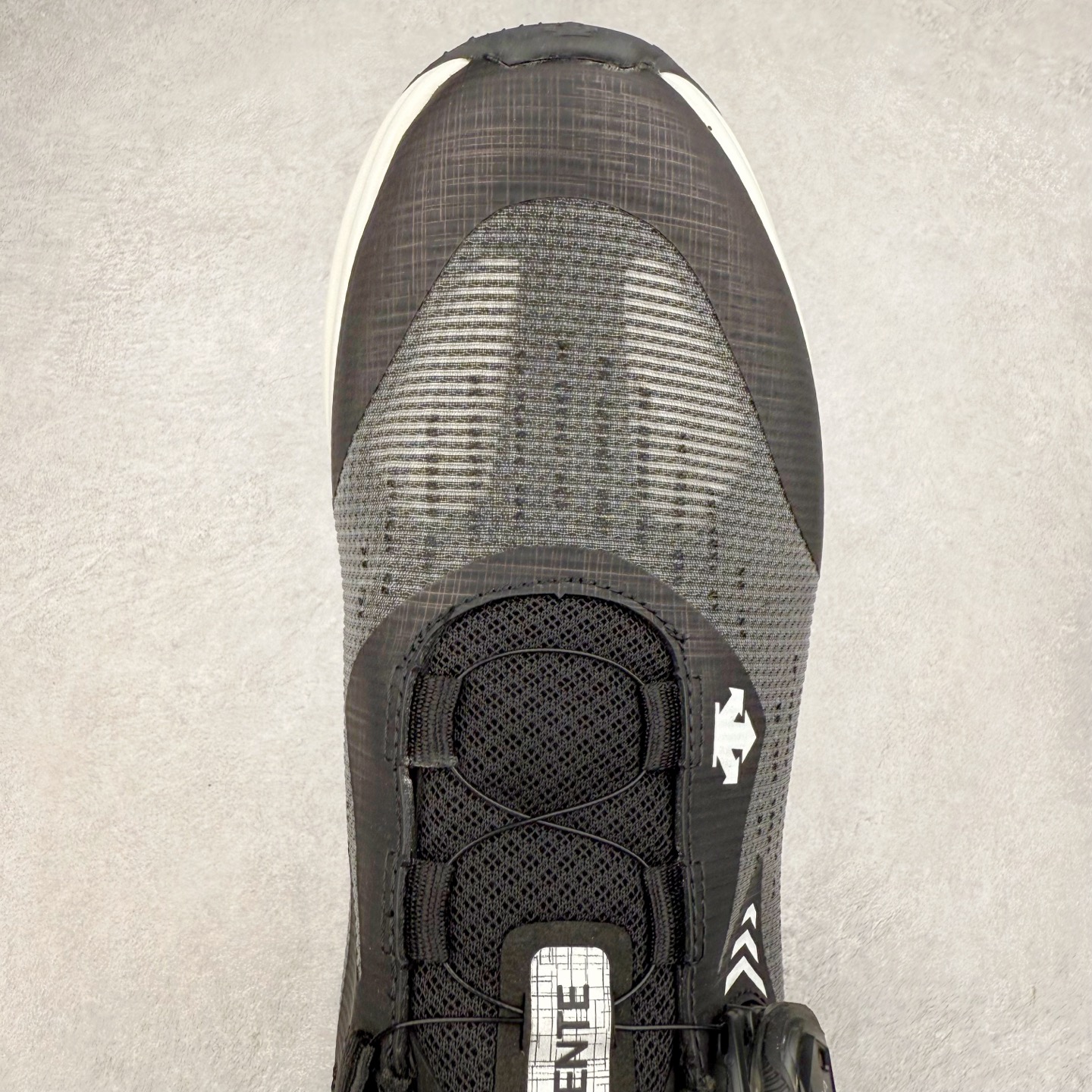 图片[4]-＃HP DESCENTE Enerzite Enzrzite Lavitate 2.0 Knit 迪桑特舒适轻便防滑耐磨低帮跑步鞋 DESCENTE（迪桑特）创立于1935年，品牌名取自法语词汇，意为“滑降”。品牌箭头标识代表滑雪的三种技术“高速直线滑行”、“穿越”和“侧滑”，也寓意品牌在打造高端专业运动产品中不断追求完美的创新精神，致力于成为中国高端专业滑雪、综训、女子、铁人三项、高尔夫的第一品牌。尺码：39 40 40.5 41 42 42.5 43 44 44.5 45-选品中心