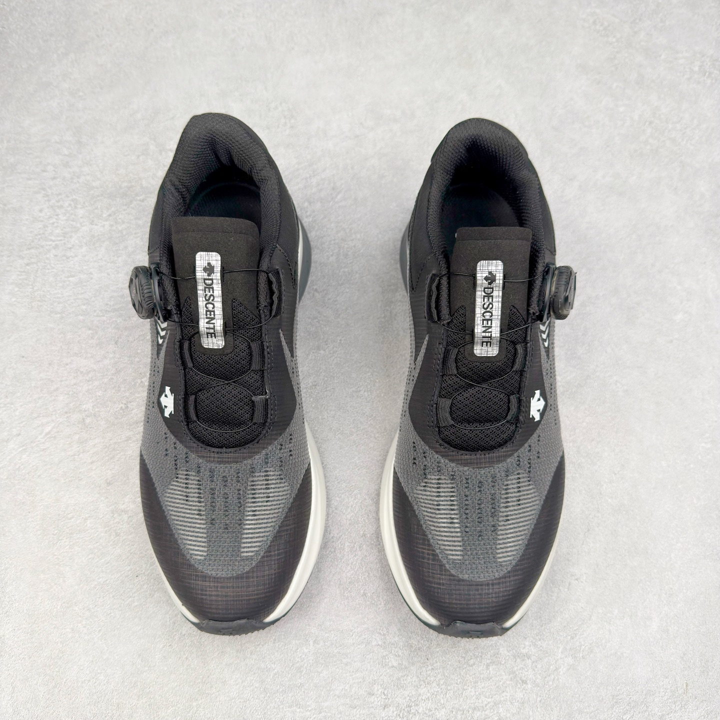 图片[2]-＃HP DESCENTE Enerzite Enzrzite Lavitate 2.0 Knit 迪桑特舒适轻便防滑耐磨低帮跑步鞋 DESCENTE（迪桑特）创立于1935年，品牌名取自法语词汇，意为“滑降”。品牌箭头标识代表滑雪的三种技术“高速直线滑行”、“穿越”和“侧滑”，也寓意品牌在打造高端专业运动产品中不断追求完美的创新精神，致力于成为中国高端专业滑雪、综训、女子、铁人三项、高尔夫的第一品牌。尺码：39 40 40.5 41 42 42.5 43 44 44.5 45-选品中心