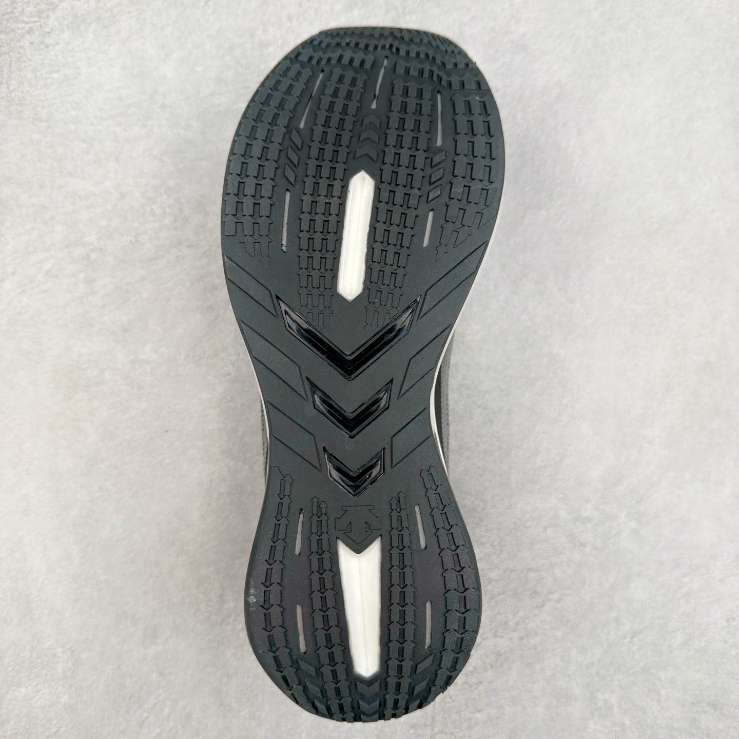 图片[9]-＃HP DESCENTE Enerzite Enzrzite Lavitate 2.0 Knit 迪桑特舒适轻便防滑耐磨低帮跑步鞋 DESCENTE（迪桑特）创立于1935年，品牌名取自法语词汇，意为“滑降”。品牌箭头标识代表滑雪的三种技术“高速直线滑行”、“穿越”和“侧滑”，也寓意品牌在打造高端专业运动产品中不断追求完美的创新精神，致力于成为中国高端专业滑雪、综训、女子、铁人三项、高尔夫的第一品牌。尺码：39 40 40.5 41 42 42.5 43 44 44.5 45-选品中心