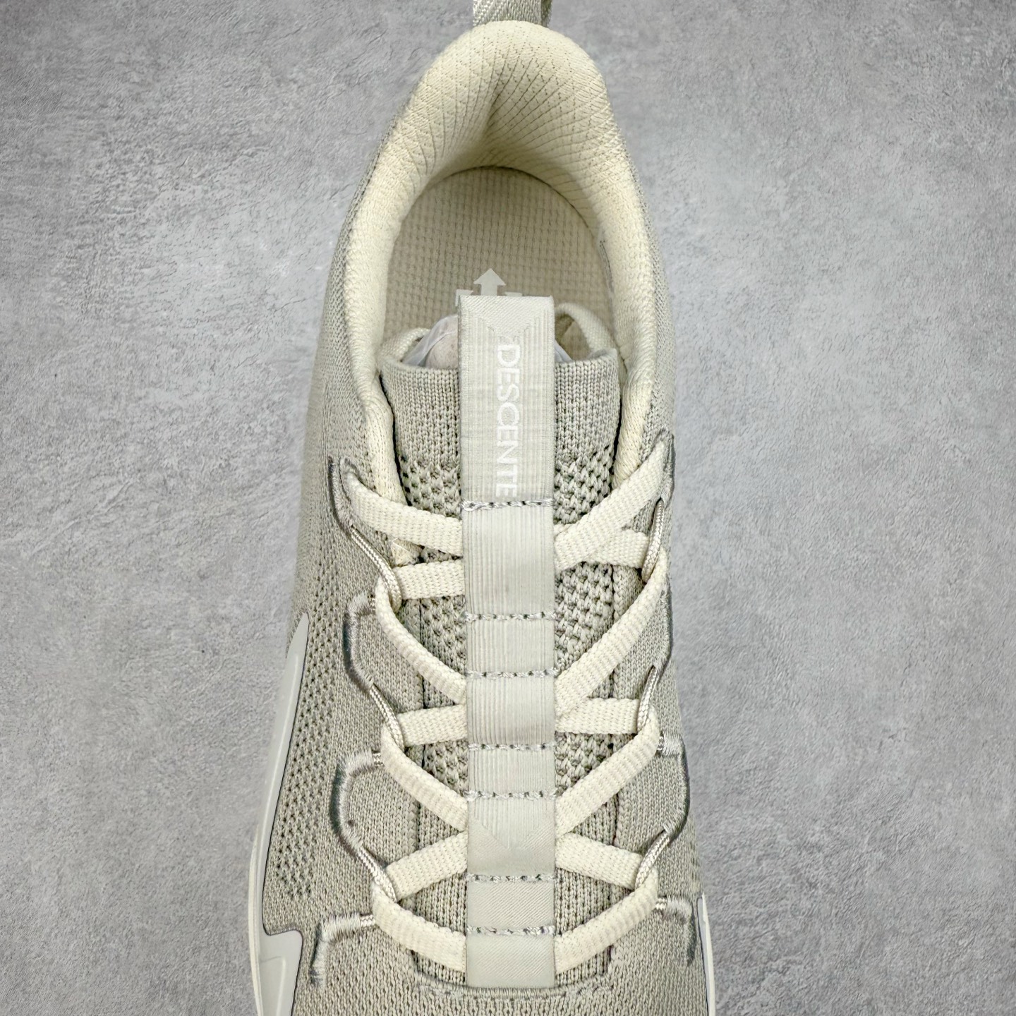 图片[5]-＃HP DESCENTE Enerzite Enzrzite Lavitate 2.0 Knit 迪桑特舒适轻便防滑耐磨低帮跑步鞋 DESCENTE（迪桑特）创立于1935年，品牌名取自法语词汇，意为“滑降”。品牌箭头标识代表滑雪的三种技术“高速直线滑行”、“穿越”和“侧滑”，也寓意品牌在打造高端专业运动产品中不断追求完美的创新精神，致力于成为中国高端专业滑雪、综训、女子、铁人三项、高尔夫的第一品牌。尺码：39 40 40.5 41 42 42.5 43 44 44.5 45-选品中心